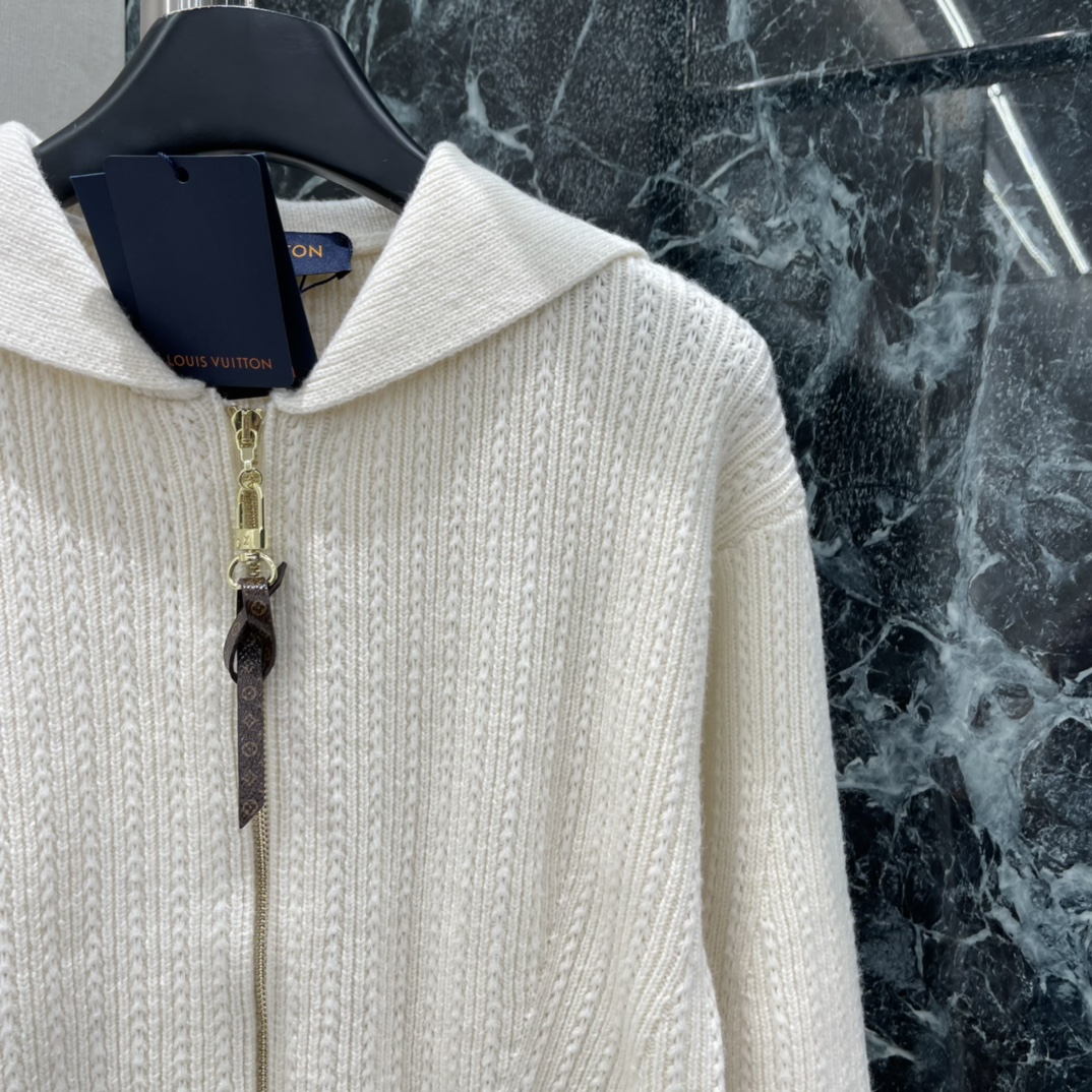 路易 25秋冬新款 海军领拉链针织开衫 奶白色调超温柔 秋冬穿超舒服 双头Logo拉链细节满满 短款收腰