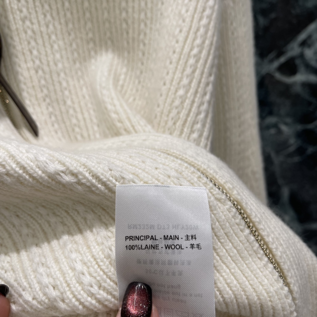 路易 25秋冬新款 海军领拉链针织开衫 奶白色调超温柔 秋冬穿超舒服 双头Logo拉链细节满满 短款收腰