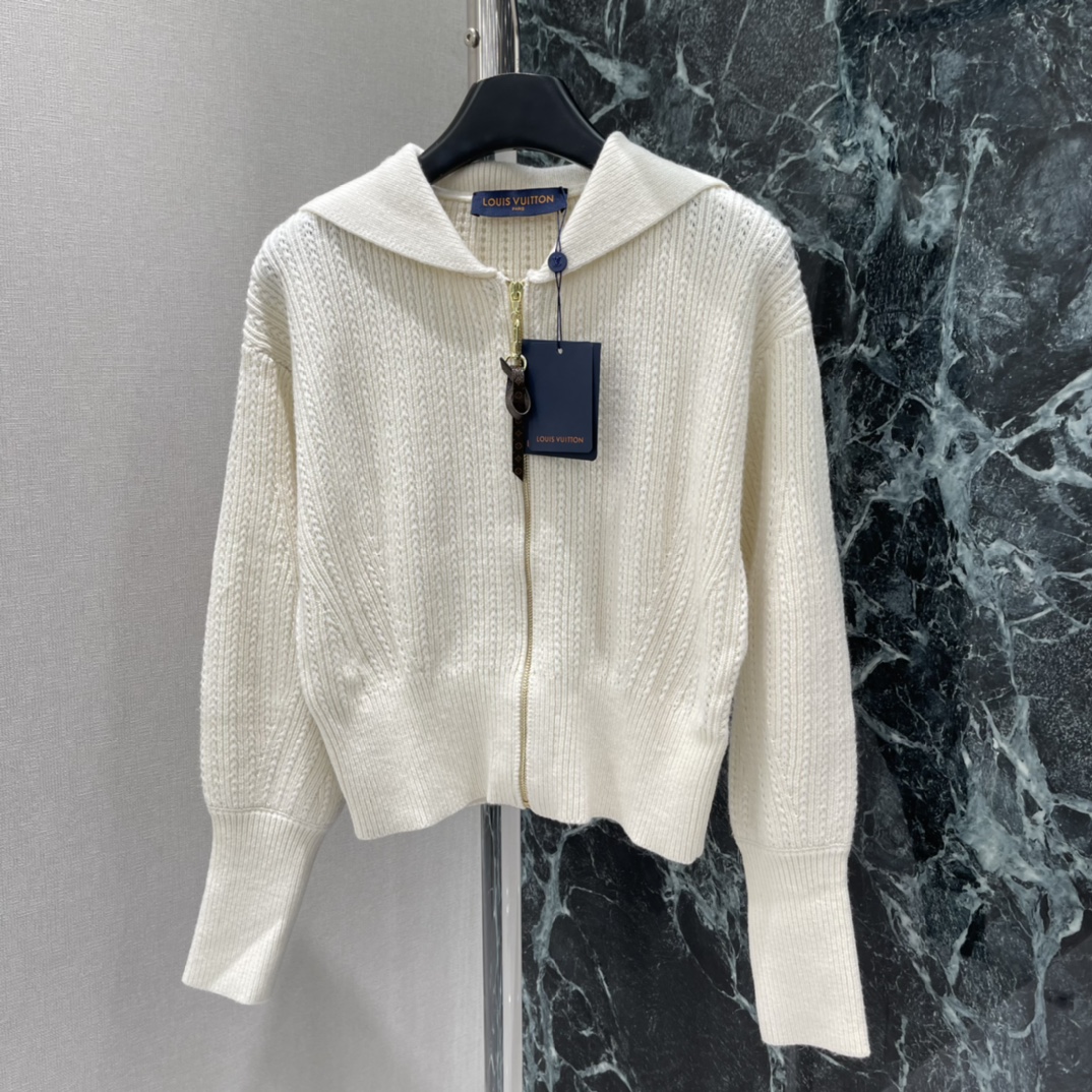 路易 25秋冬新款 海军领拉链针织开衫 奶白色调超温柔 秋冬穿超舒服 双头Logo拉链细节满满 短款收腰