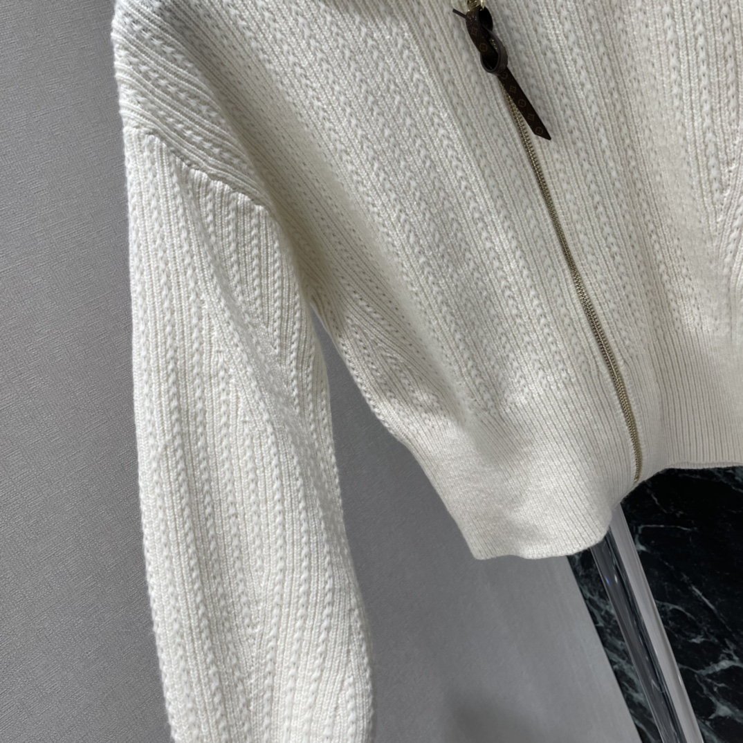 路易 25秋冬新款 海军领拉链针织开衫 奶白色调超温柔 秋冬穿超舒服 双头Logo拉链细节满满 短款收腰