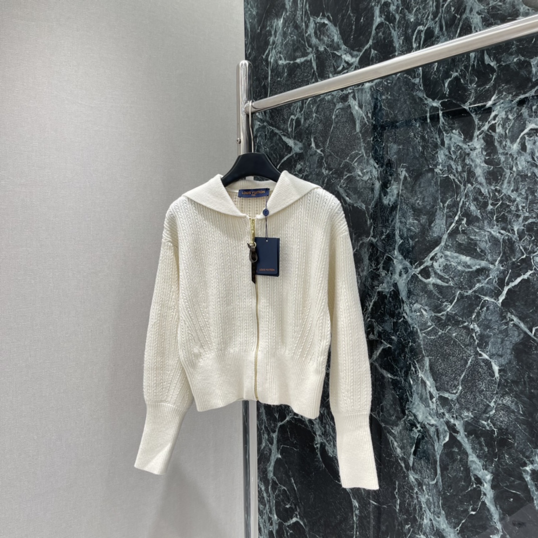NO:638461,Louis 25 new autumn and winter navy collar zipper knitted cardigan. The milky white tone is super gentle. It is super comfortable to wear in autumn and winter. The double-ended logo zipper is full of details. The short waist tailoring modifies the figure. Casual and fashionable. It can be easily managed in daily commuting and casual occasions. It looks great with high-waisted pants or skirts! One color SML, Louis Vuitton-clothing, louis vuitton, skirts, alexander wang19860909路易 25秋冬新款 海军领拉链针织开衫 奶白色调超温柔 秋冬穿超舒服 双头Logo拉链细节满满 短款收腰剪裁修饰身形 休闲又时髦 日常通勤休闲场合都能轻松驾驭搭配高腰裤或裙子都很出彩!一个色SML,路易威登-服装,louis vuitton,skirts,alexander wang,Women's clothing