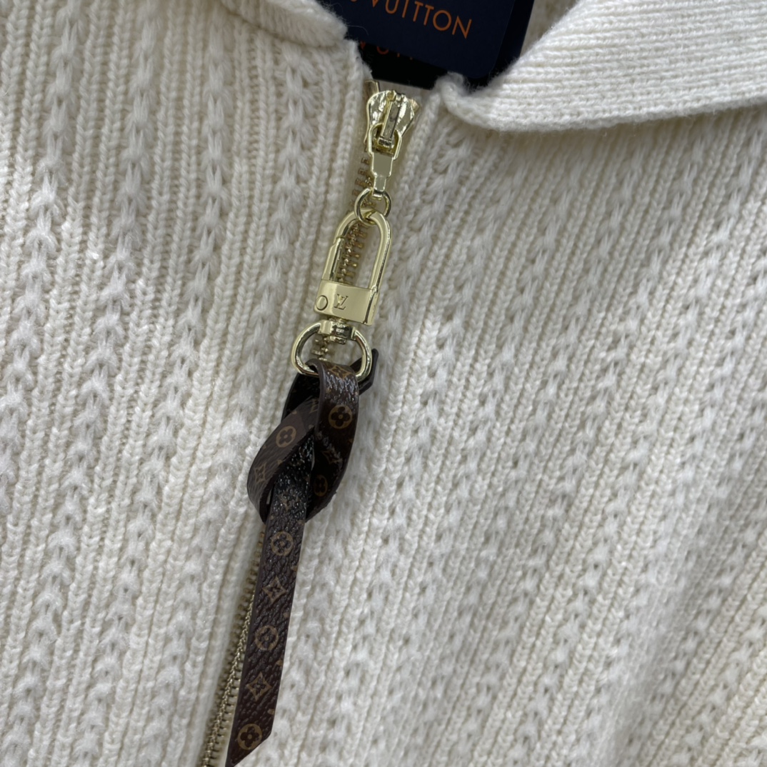 路易 25秋冬新款 海军领拉链针织开衫 奶白色调超温柔 秋冬穿超舒服 双头Logo拉链细节满满 短款收腰