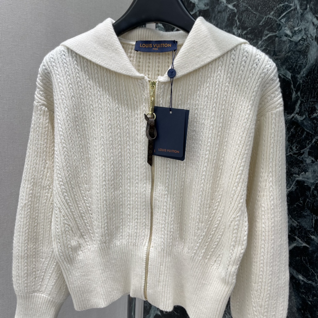 路易 25秋冬新款 海军领拉链针织开衫 奶白色调超温柔 秋冬穿超舒服 双头Logo拉链细节满满 短款收腰