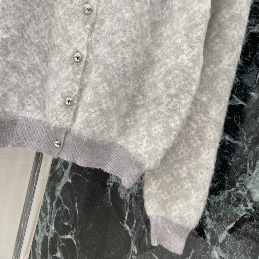 路易 25秋冬新款 马海毛老花开衫 经典老花图案+柔软马海毛 简约又精致 春秋季节必备 单穿或外搭都很O