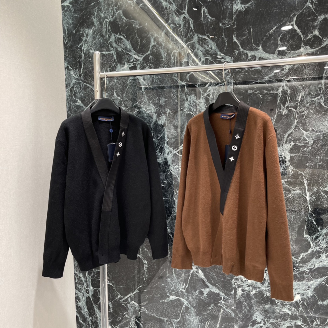 路易 25秋冬新款 撞色领针织开衫 穿着超舒适!中式交领结合品牌刺绣 细节满分。黑色和棕色可选，百搭不挑