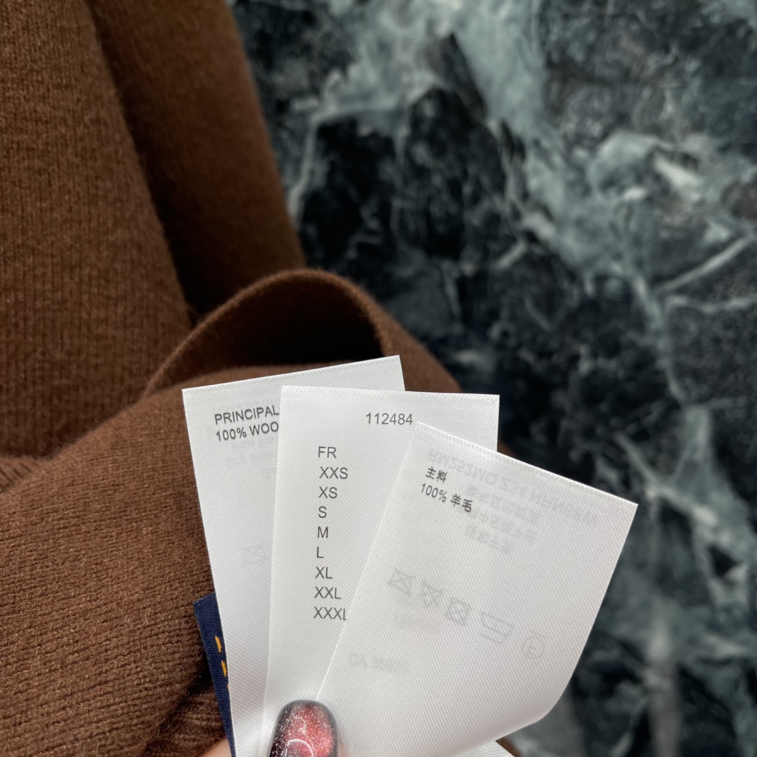 路易 25秋冬新款 撞色领针织开衫 穿着超舒适!中式交领结合品牌刺绣 细节满分。黑色和棕色可选，百搭不挑