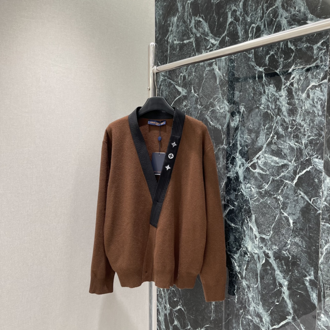 路易 25秋冬新款 撞色领针织开衫 穿着超舒适!中式交领结合品牌刺绣 细节满分。黑色和棕色可选，百搭不挑