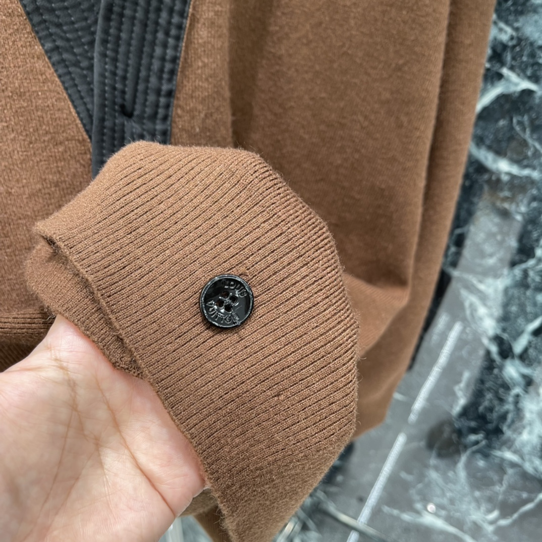 路易 25秋冬新款 撞色领针织开衫 穿着超舒适!中式交领结合品牌刺绣 细节满分。黑色和棕色可选，百搭不挑