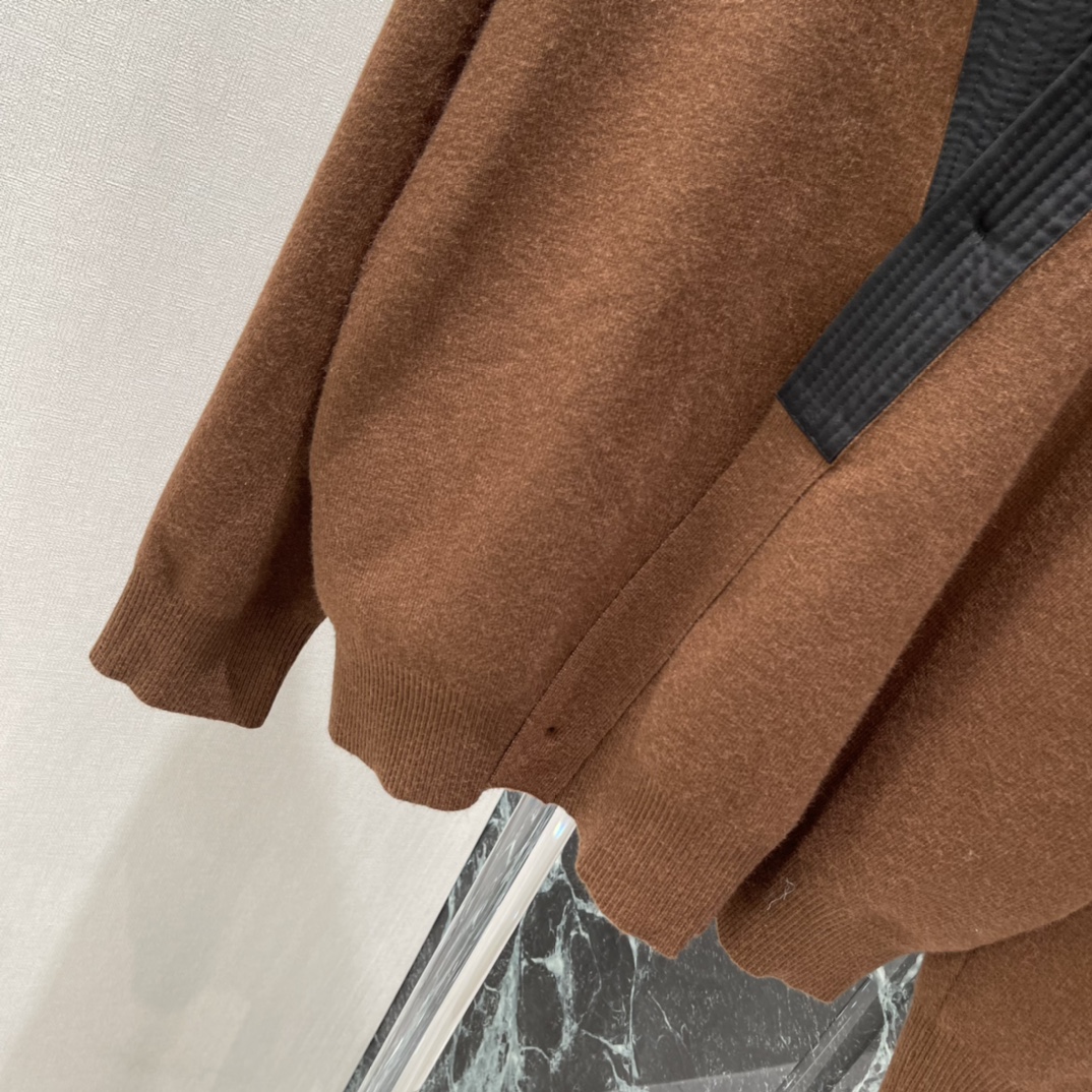 路易 25秋冬新款 撞色领针织开衫 穿着超舒适!中式交领结合品牌刺绣 细节满分。黑色和棕色可选，百搭不挑