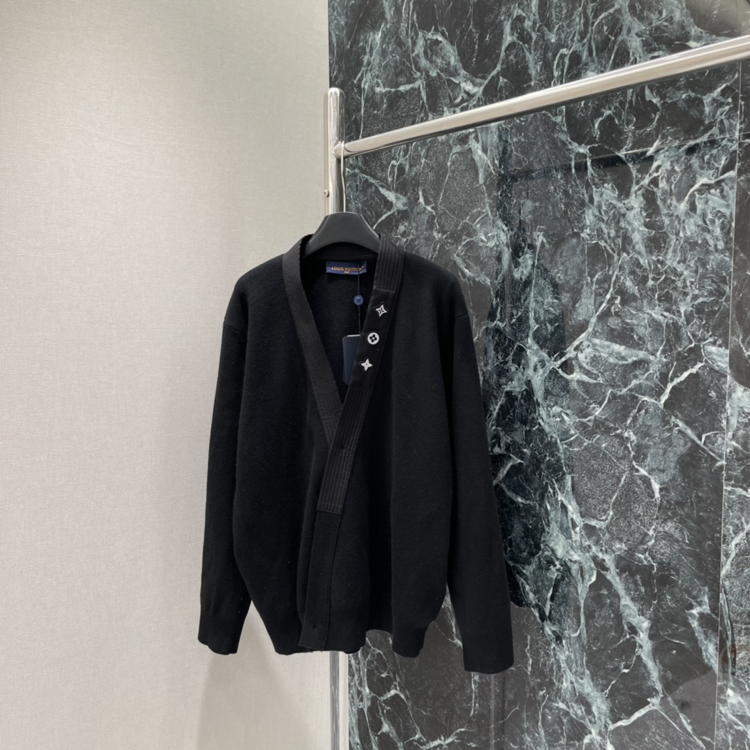 路易 25秋冬新款 撞色领针织开衫 穿着超舒适!中式交领结合品牌刺绣 细节满分。黑色和棕色可选，百搭不挑