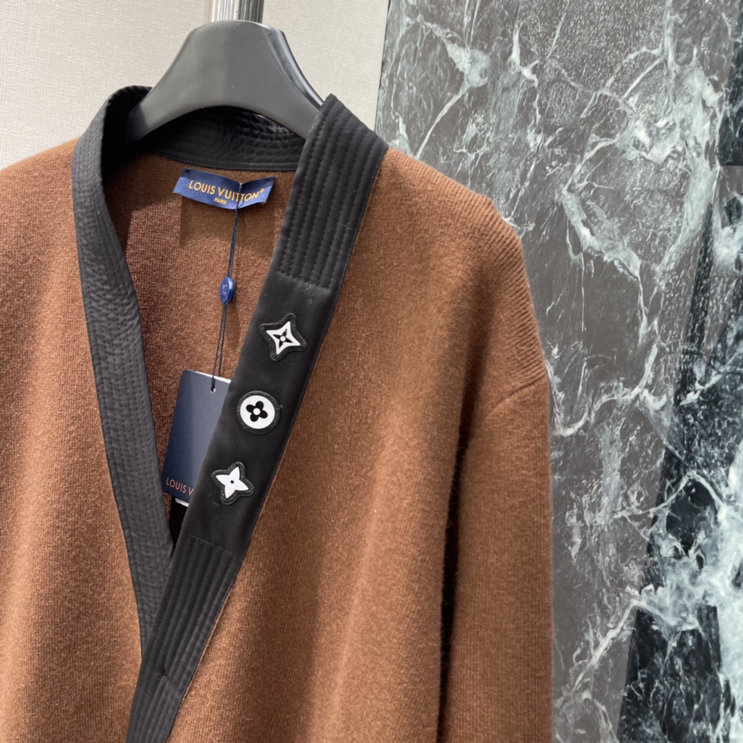 路易 25秋冬新款 撞色领针织开衫 穿着超舒适!中式交领结合品牌刺绣 细节满分。黑色和棕色可选，百搭不挑