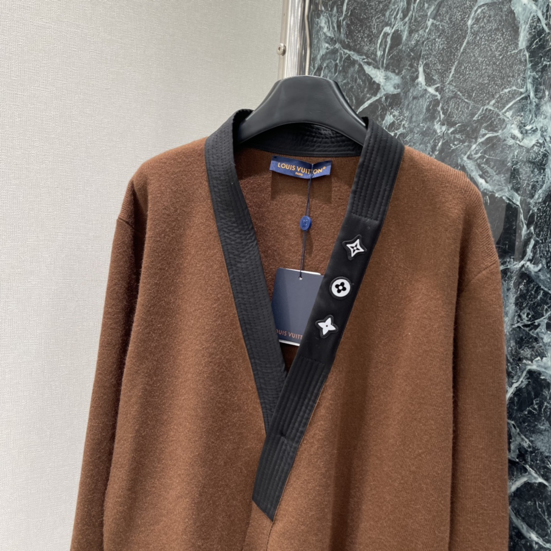 路易 25秋冬新款 撞色领针织开衫 穿着超舒适!中式交领结合品牌刺绣 细节满分。黑色和棕色可选，百搭不挑