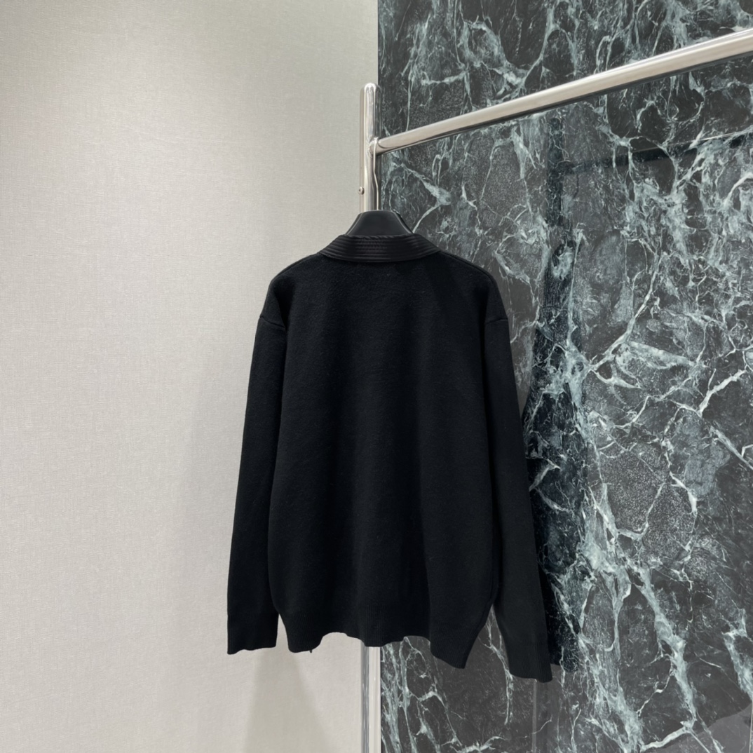 路易 25秋冬新款 撞色领针织开衫 穿着超舒适!中式交领结合品牌刺绣 细节满分。黑色和棕色可选，百搭不挑