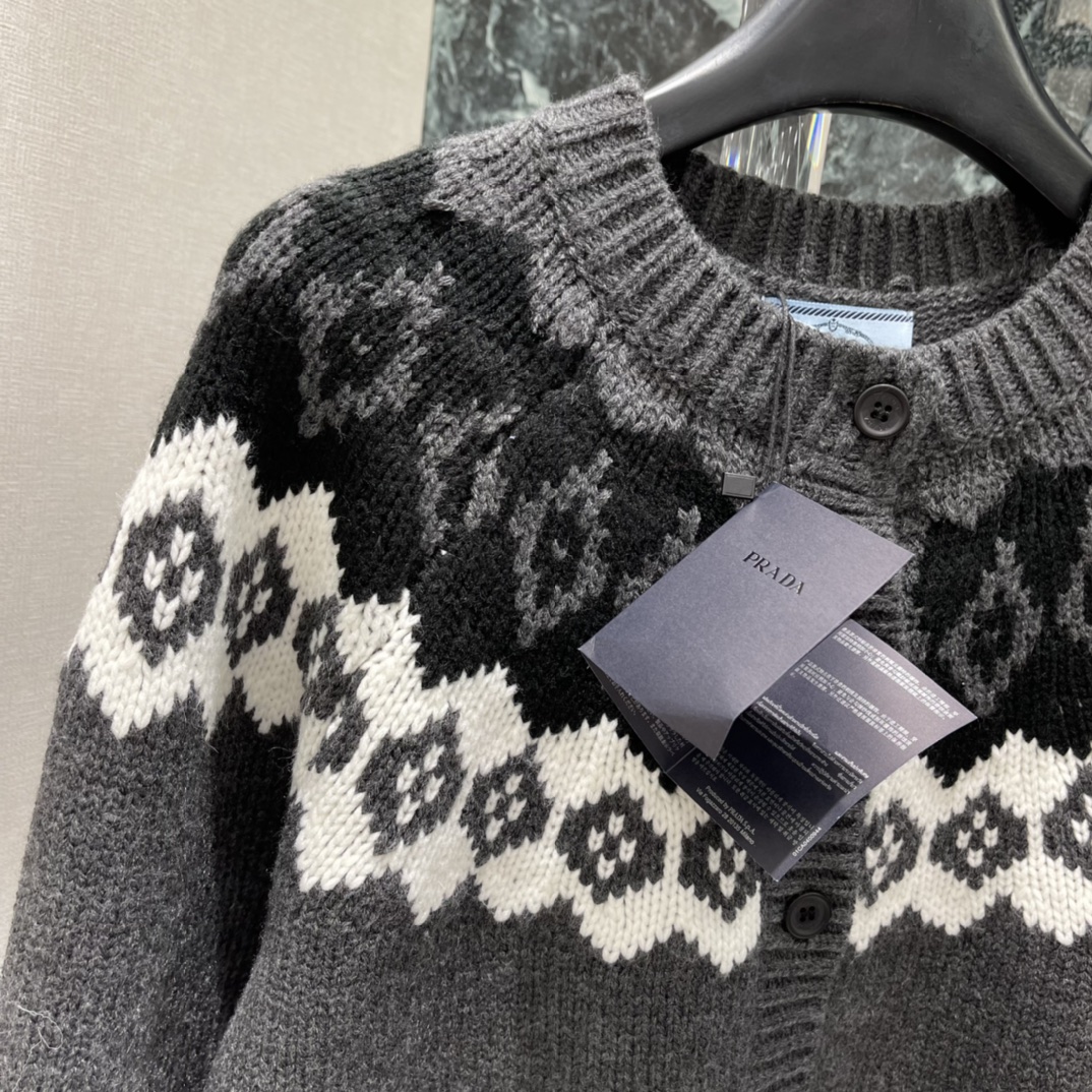 PD 25秋冬新款 费尔岛针织开衫 灰黑主色➕棕白几何提花，复古民族感满满!圆领设计+正面纽扣，穿脱超方