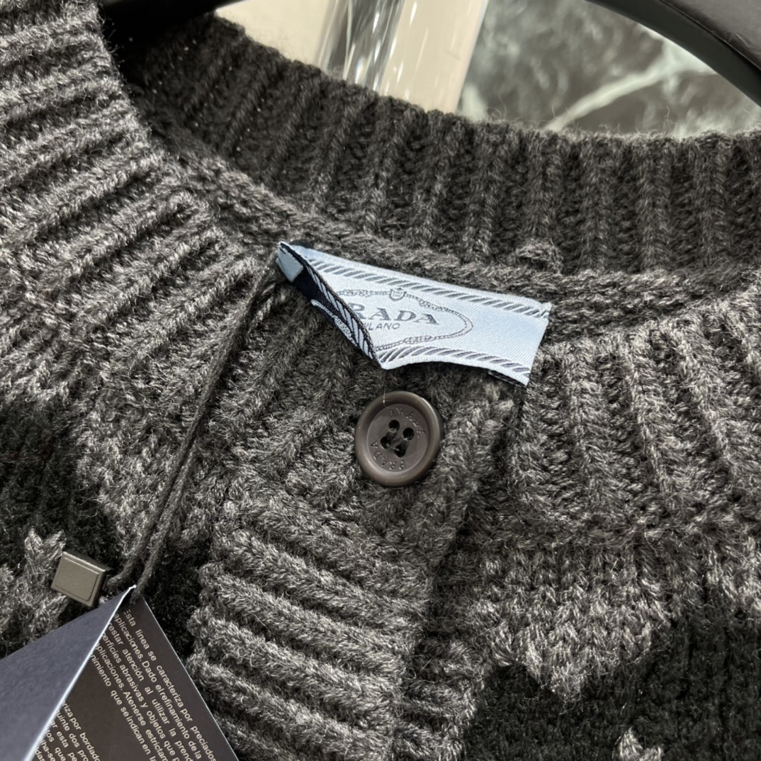 PD 25秋冬新款 费尔岛针织开衫 灰黑主色➕棕白几何提花，复古民族感满满!圆领设计+正面纽扣，穿脱超方