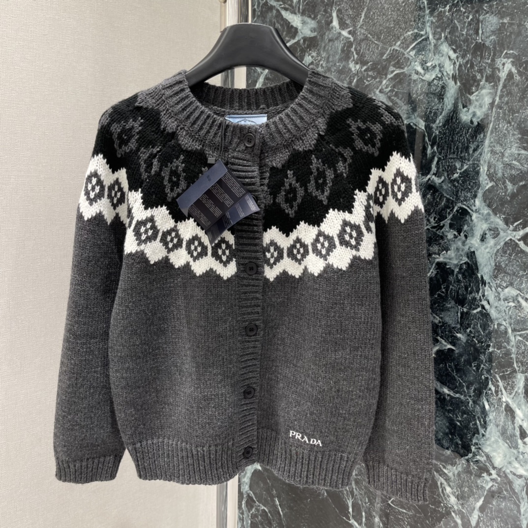 PD 25秋冬新款 费尔岛针织开衫 灰黑主色➕棕白几何提花，复古民族感满满!圆领设计+正面纽扣，穿脱超方