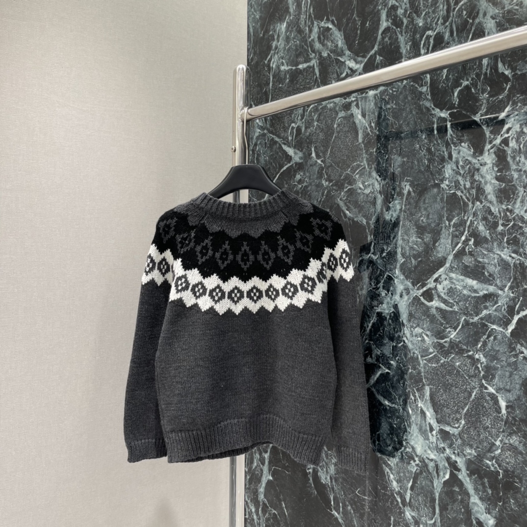 PD 25秋冬新款 费尔岛针织开衫 灰黑主色➕棕白几何提花，复古民族感满满!圆领设计+正面纽扣，穿脱超方