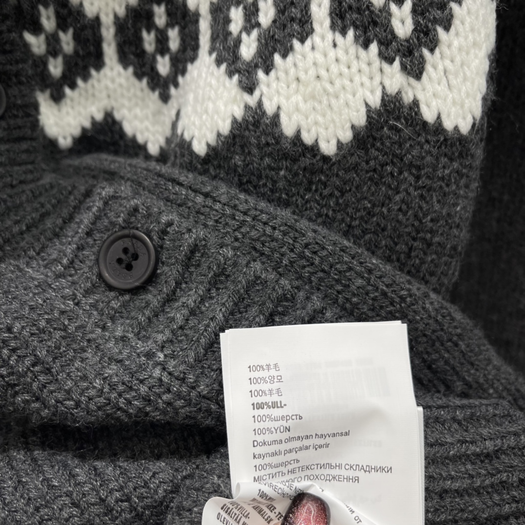 PD 25秋冬新款 费尔岛针织开衫 灰黑主色➕棕白几何提花，复古民族感满满!圆领设计+正面纽扣，穿脱超方