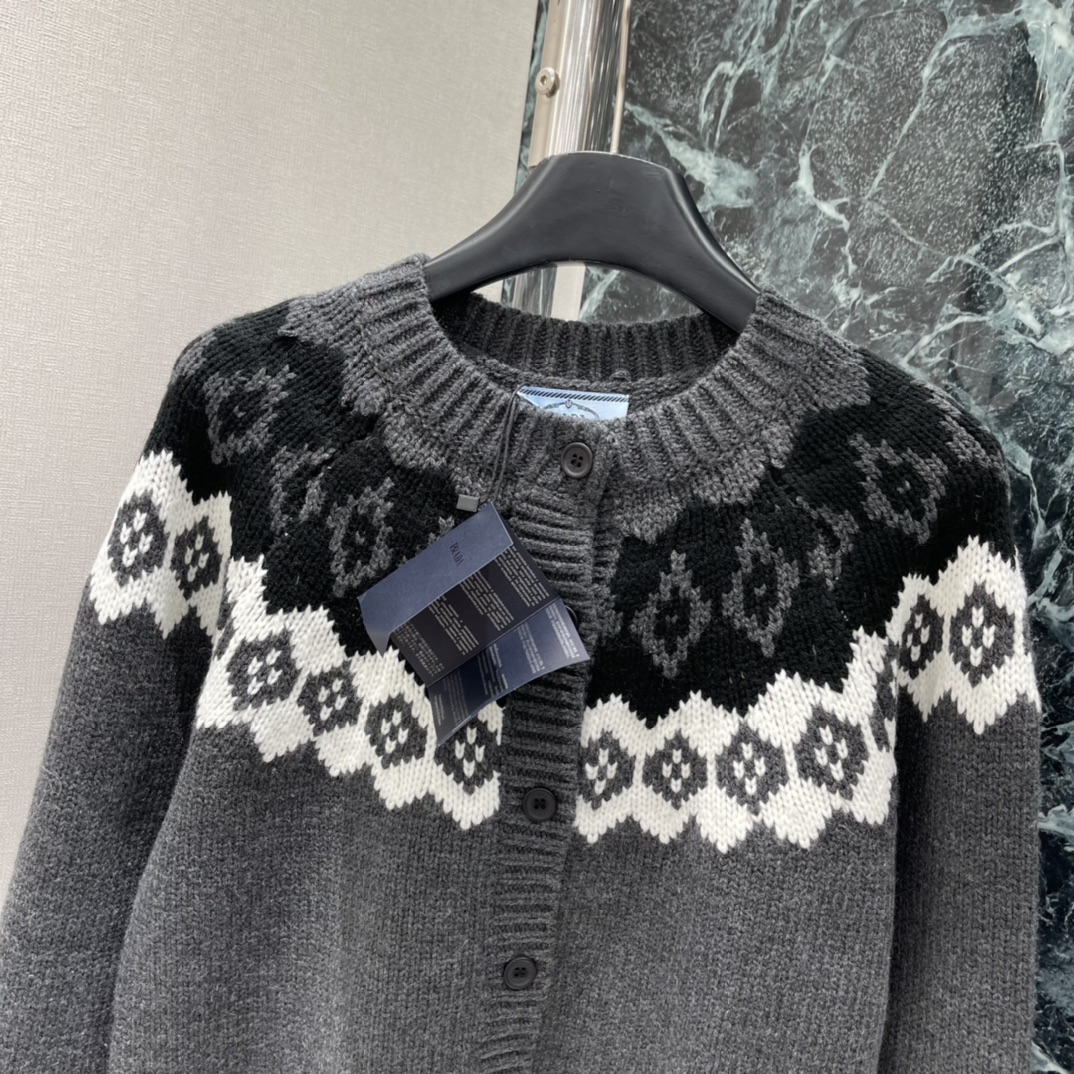PD 25秋冬新款 费尔岛针织开衫 灰黑主色➕棕白几何提花，复古民族感满满!圆领设计+正面纽扣，穿脱超方