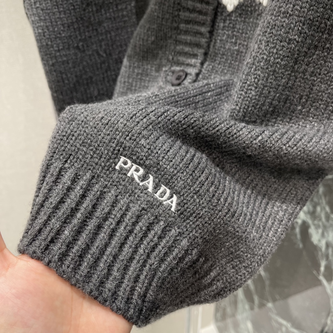 PD 25秋冬新款 费尔岛针织开衫 灰黑主色➕棕白几何提花，复古民族感满满!圆领设计+正面纽扣，穿脱超方