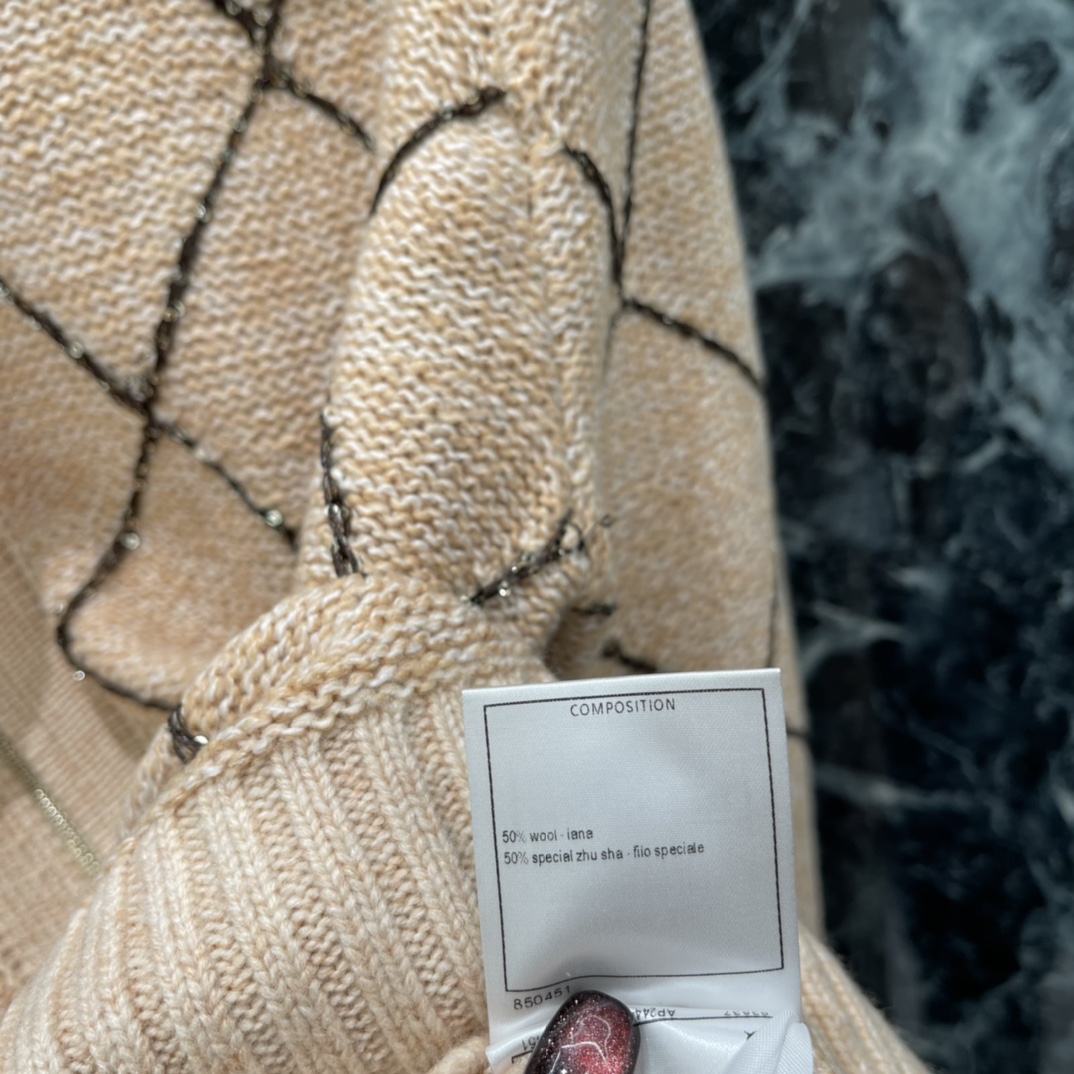 小香 25秋冬新款 菱格形针织拉链开衫 秋冬穿超舒服!经典菱格纹➕五金品牌logo点缀彰显品牌格调 简约