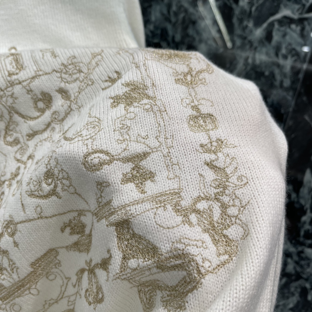 Ｄ家 25秋冬新款 花卉刺绣毛衣 正面花卉刺绣精致立体，细节满分 奶白色百搭，配裙装裤装都很优雅，轻松打