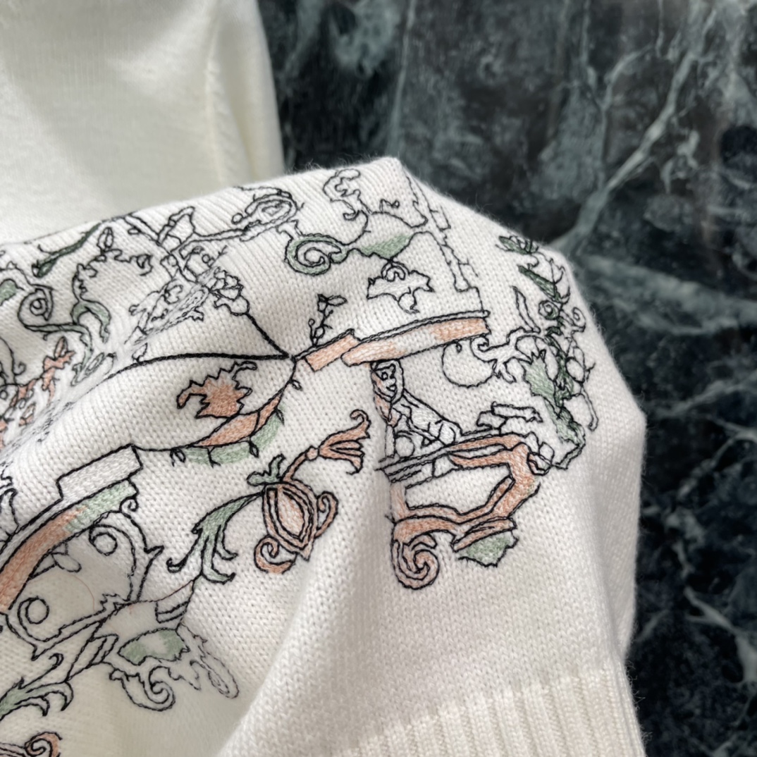 Ｄ家 25秋冬新款 花卉刺绣毛衣 正面花卉刺绣精致立体，细节满分 奶白色百搭，配裙装裤装都很优雅，轻松打