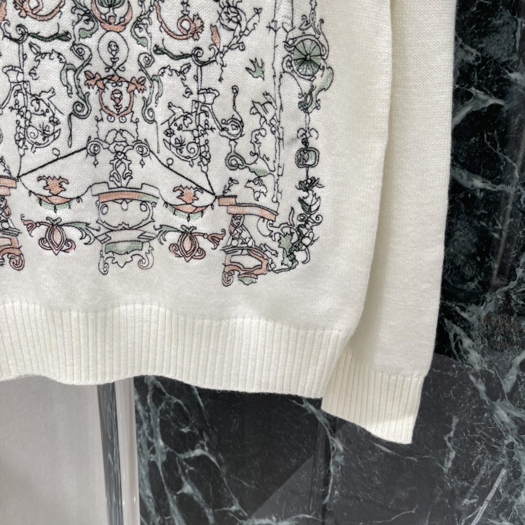 Ｄ家 25秋冬新款 花卉刺绣毛衣 正面花卉刺绣精致立体，细节满分 奶白色百搭，配裙装裤装都很优雅，轻松打