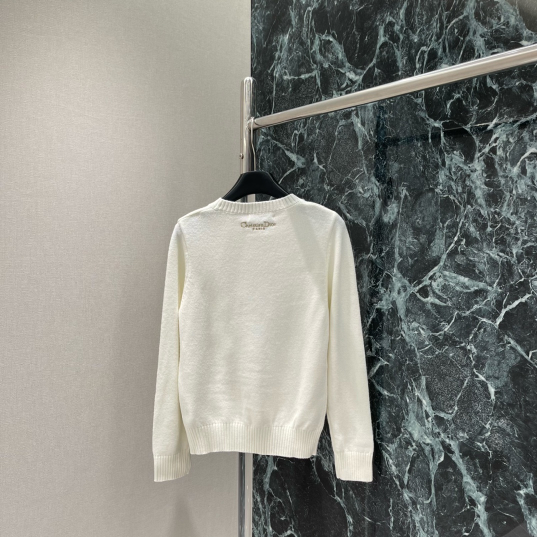 Ｄ家 25秋冬新款 花卉刺绣毛衣 正面花卉刺绣精致立体，细节满分 奶白色百搭，配裙装裤装都很优雅，轻松打