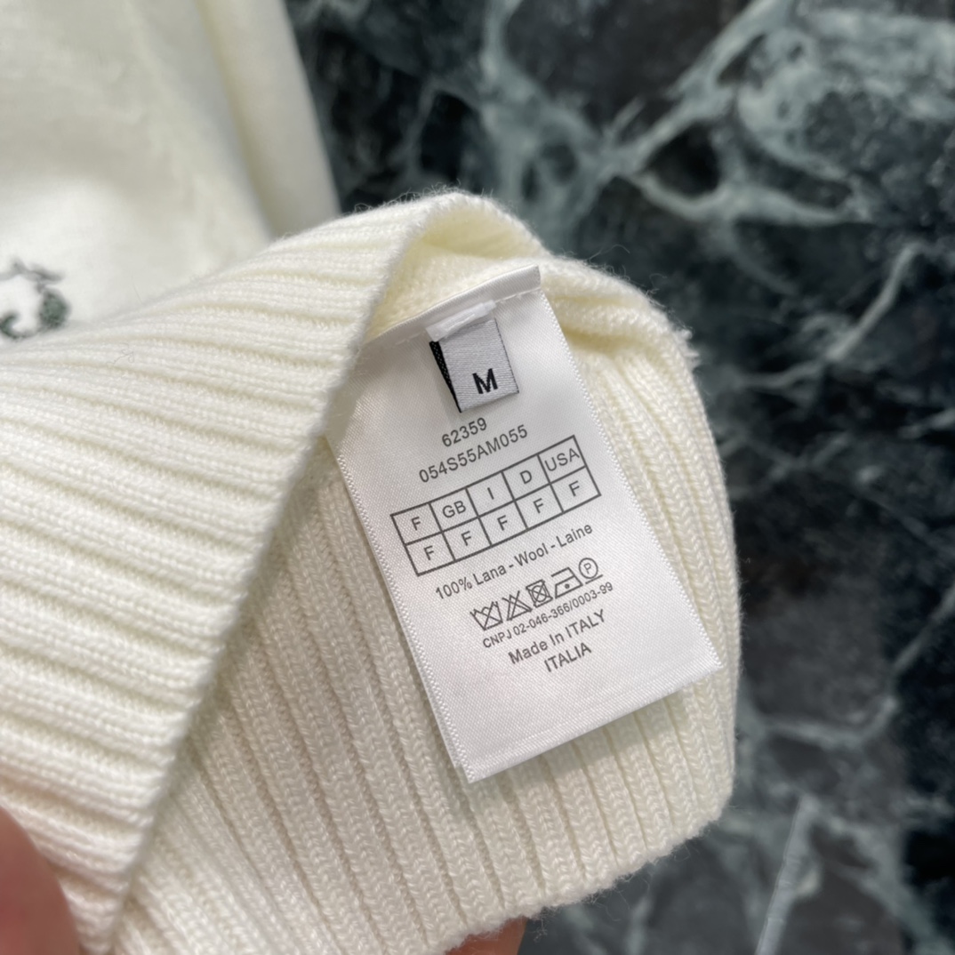 Ｄ家 25秋冬新款 花卉刺绣毛衣 正面花卉刺绣精致立体，细节满分 奶白色百搭，配裙装裤装都很优雅，轻松打