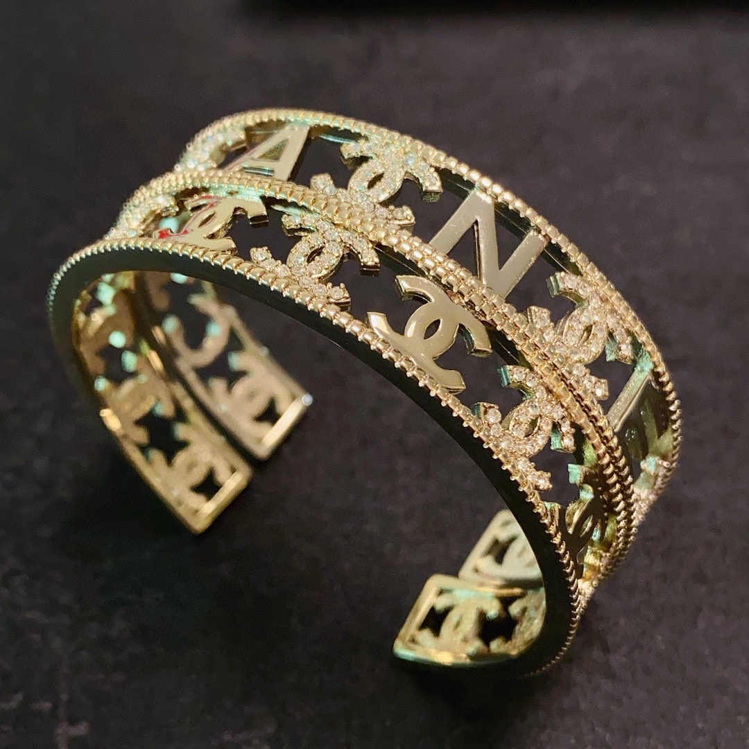 NO:604367,Xiaohongshu recommends the popular Xiaoxiang new c letter hollow light gold bracelet Chanel Chanel high quality micro diamond bracelet super heavy bling bling, the color matching is very good and high-end, the goddess has a high-end temperament, the stainless steel material is not allergic and does not fade. One to one exquisite craftsmanship, classic charm, high cost performance, must-have choice, boutique jewelry, chanel, chanel, bracelet19860909小红书推荐爆款小香新款c字母镂空浅金色手镯香奈儿Chanel高品质微镶钻手镯超重工bling bling,颜色搭配得非常好高级感 女神气质高端 精钢材质不过敏不褪色.一比一精美工艺,经典至极的魅物,性价比高 必备必入之选,饰品精品,chanel,chanel,bracelet,Jewelry
