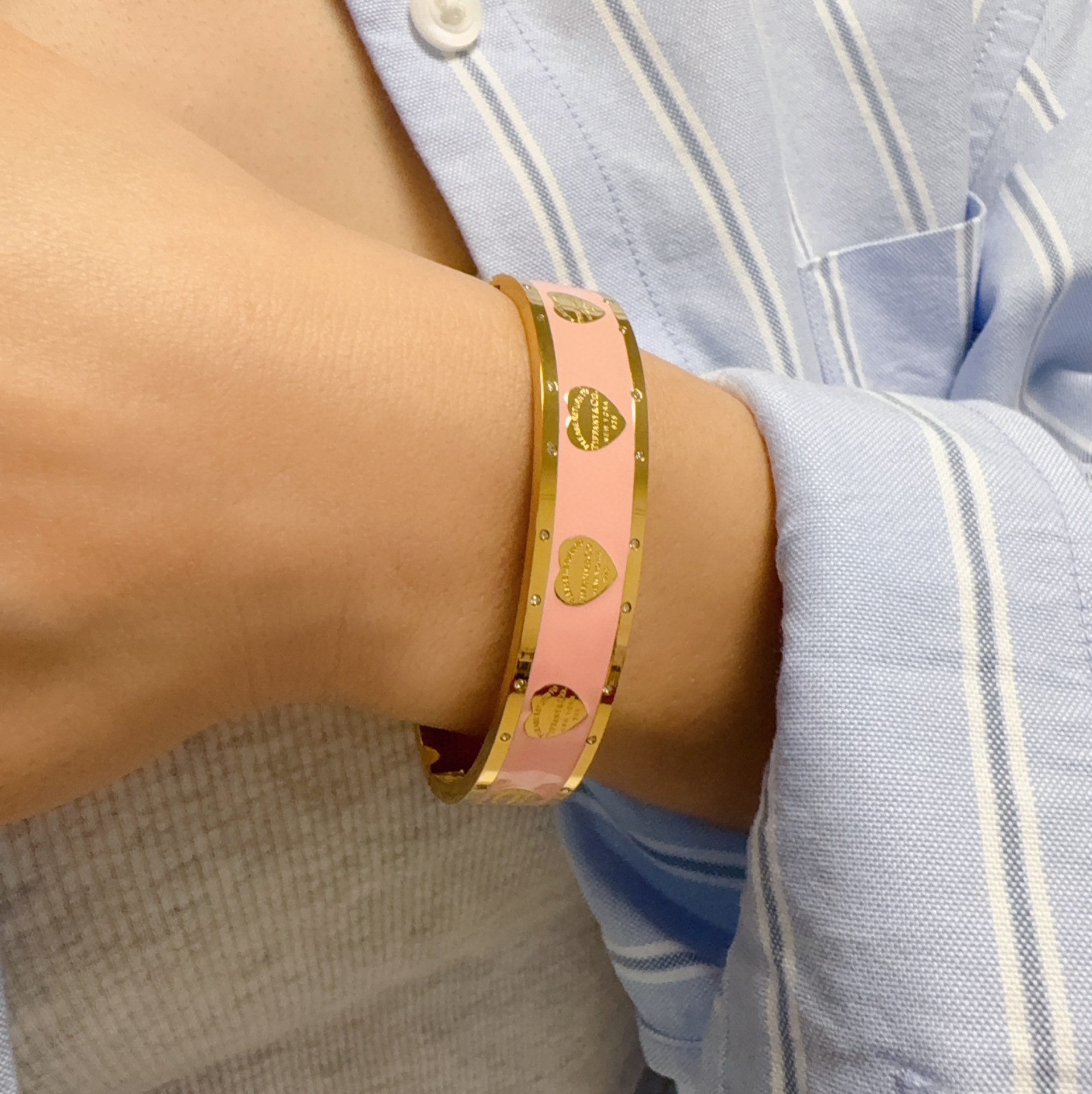 NO:604361,New product TIFFANY&CO. Diamond-encrusted medium-sized heart bracelet with the same style as many celebrities and Internet celebrities. Original item. Unisex high-version bracelet with the same material at the counter. Hot model shipped. Unique design. Retro and avant-garde. 14K Seiko color-protected version of the bracelet has been loved by MM since its launch. Every color has its own unique brilliance!  The effect is very nice!  The tiniest one!  More durable than ordinary models, showing fair skin tone, fine jewelry, tiffany, bracelet19860909新品 蒂芙尼TIFFANY&CO.镶钻爱心中号手镯超多明星网红同款.原单货 中性款高版本手镯专柜一致材质 火爆款出货 设计独特 复古前卫.手镯14K精工保色版 从上市以来一直深受MM喜爱每一种颜色都有它独一无二的光彩！上手效果非常好看！最细小的一款！比普通款更耐看显肤色白皙,饰品精品,tiffany,bracelet,Jewelry