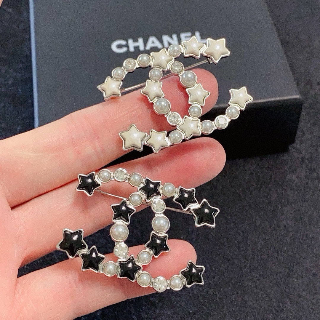 NO:604391,CHANEL Xiaoxiang counter's new five-pointed star pearl Chanel brooch is the accessory that understands women best. Women who devote all their efforts to being themselves tend to cherish the meaning of the brooch more. Ms. Chanel pinned the brooch on her hat and told the fashionable ladies who imitated her that 'brooches are very practical. They can be pinned on the collar of a suit, on a pocket, on a hat, on a belt or on an evening dress. Boutique jewelry, chanel, chanel, business  suit, brooch, breastpin, hats19860909CHANEL小香 专柜新款五角星星珍珠香奈儿胸针,是最懂女人的饰物.那些倾注了全部心血去做自己的女人,往往更珍惜胸针的意义.香奈儿女士把胸针别在帽子上,并告诉那些模仿她的时髦女士们[胸针可是非常实用,它可以别在西装领上、口袋上、帽子上、腰带上或者是晚礼服上,饰品精品,chanel,chanel,business suit,brooch，breastpin,hats,Jewelry
