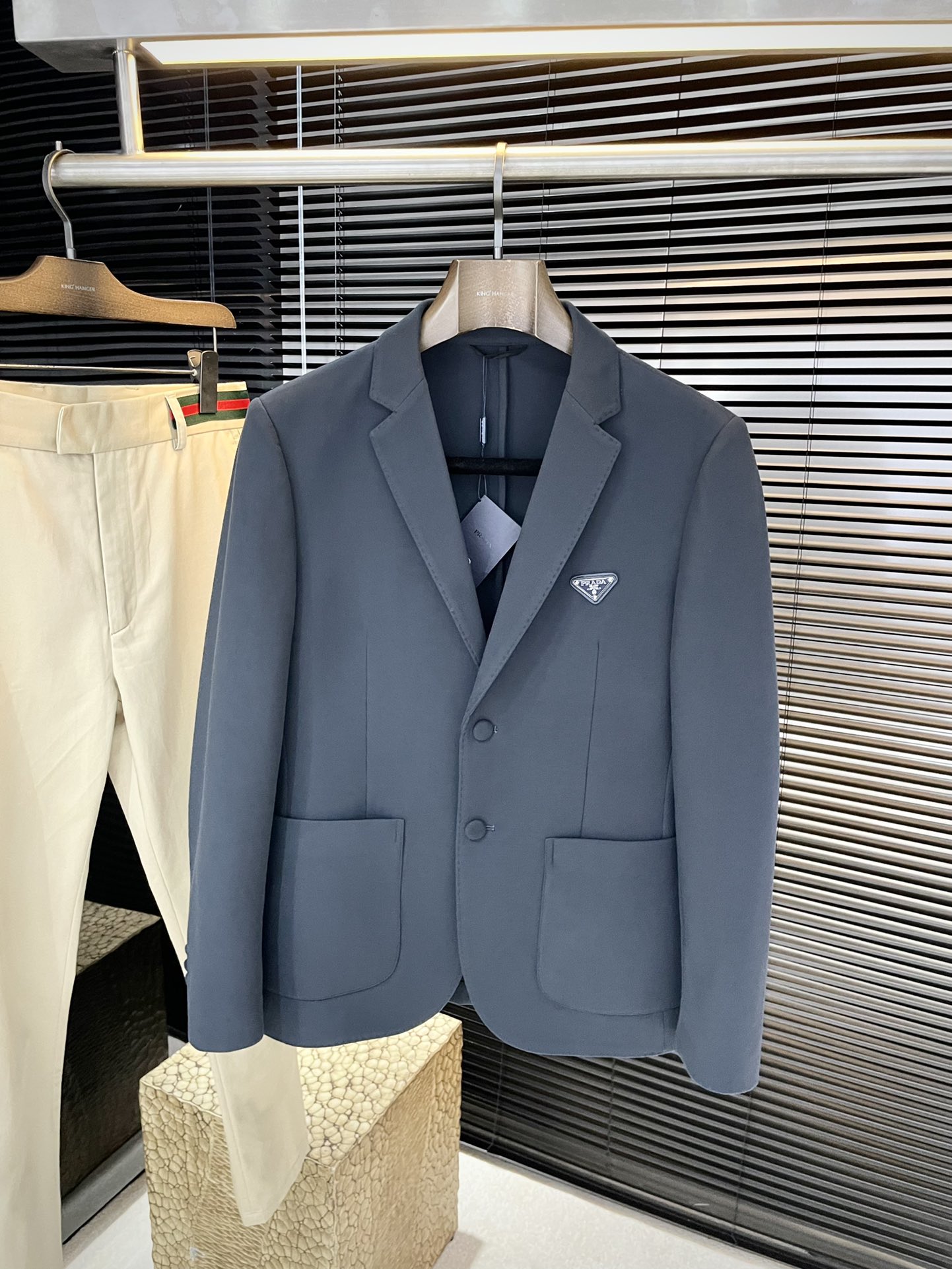 NO:613266,P PRAD (Pula) 2025 autumn new suit jacket. Fashionable business casual, imported polyester fiber fabric, light luster, soft and smooth, delicate texture. Perfectly tailored and close-fitting, comfortable, shaping and stylish. I can't describe the feel. Handsome and capable design. The version is a slim style. It is great to wear. The stitching details are very rigorous and elegant. Absolutely the first-line OEM requirements!  Very fashionable casual casual suit, worth owning!  Size M-3XL,,prada,prada,jackets & coats,business suit,alexander wang19860909P  PRAD（普拉）2025秋季新品西装外套.时尚商务休闲,进口聚脂纤维面料 淡淡光泽 柔软顺滑 质感细腻.完美剪裁合体贴身 舒适 塑形有型.手感我无法言喻 帅气干练设计 版型属于修身款式 穿着超赞 锁边细节 都非常严谨考究 绝对一线代工要求！非常时尚休闲便装西服 值得拥有！尺码 M-3XL,,prada,prada,jackets & coats,business suit,alexander wang,Men's clothing