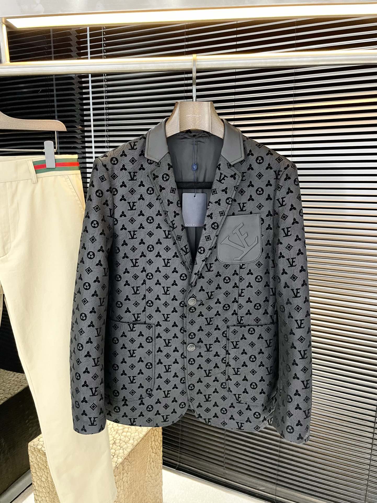 NO:613272,P LOUIS VU (Louis) 2025 autumn new suit jacket. Fashionable business casual, imported polyester fiber fabric spliced ​​with sheepskin, light luster, soft and smooth, delicate texture. Perfectly tailored and fit, comfortable and stylish. I can't describe the feel. Handsome and capable design. The version is a slim style. It wears great. The seaming details are very rigorous and elegant. Absolutely the first-line OEM requirements!  Very fashionable casual casual suit, worth owning!  Size M-3XL,,louis vuitton,louis vuitton,jackets & coats,business suit,sheepskin,alexander wang19860909P  LOUIS VU（路易）2025秋季新品西装外套.时尚商务休闲,进口聚脂纤维面料拼接绵羊皮 淡淡光泽 柔软顺滑 质感细腻.完美剪裁合体贴身 舒适 塑形有型.手感我无法言喻 帅气干练设计 版型属于修身款式 穿着超赞 锁边细节 都非常严谨考究 绝对一线代工要求！非常时尚休闲便装西服 值得拥有！尺码 M-3XL,,louis vuitton,louis vuitton,jackets & coats,business suit,sheepskin,alexander wang,Men's clothing