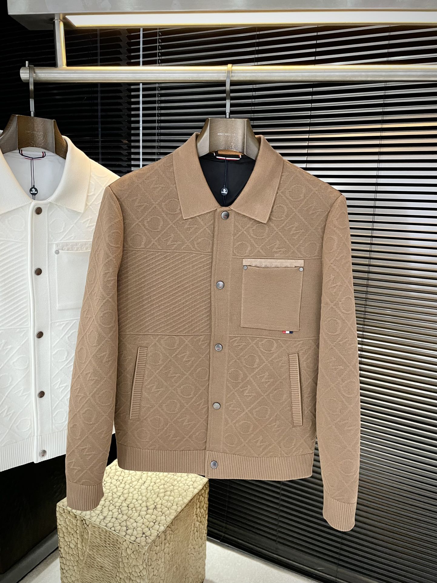 NO:613278,Highly recommended by P Monch!  2025 autumn and winter new products are on sale simultaneously on the official website. Simple and elegant jacket. Imported original high-quality viscose fabric. The sag and gloss are definitely uplifting. The placket design is more youthful and energetic. The workmanship is neat and smooth. All hardware accessories are supplied by customers and have logo top accessories. At first glance, they are high-end fabrics. These fabrics are all custom-woven. They are good products from regular manufacturers and there is nothing picky about them. This kind of jacket is for regular wear and is very practical. Size  48-56,,jackets & coats,jackets & coats,alexander wang19860909P Monch（蒙家）重磅推荐！2025秋冬新品 官网同步发售 简约大方夹克 进口原版高品质粘纤面料,垂度和光泽绝对是提气,门襟设计 更显青春活力,车工走线整齐平整,所有五金附料都是客供带logo顶级配件 一看就是高档的面料 这种面料都是定织的 正规大厂途径出来的好货,无任何有挑剔的地方 这样的一件外套属于常备常穿的,实用性很强.尺码 48-56,,jackets & coats,jackets & coats,alexander wang,Men's clothing