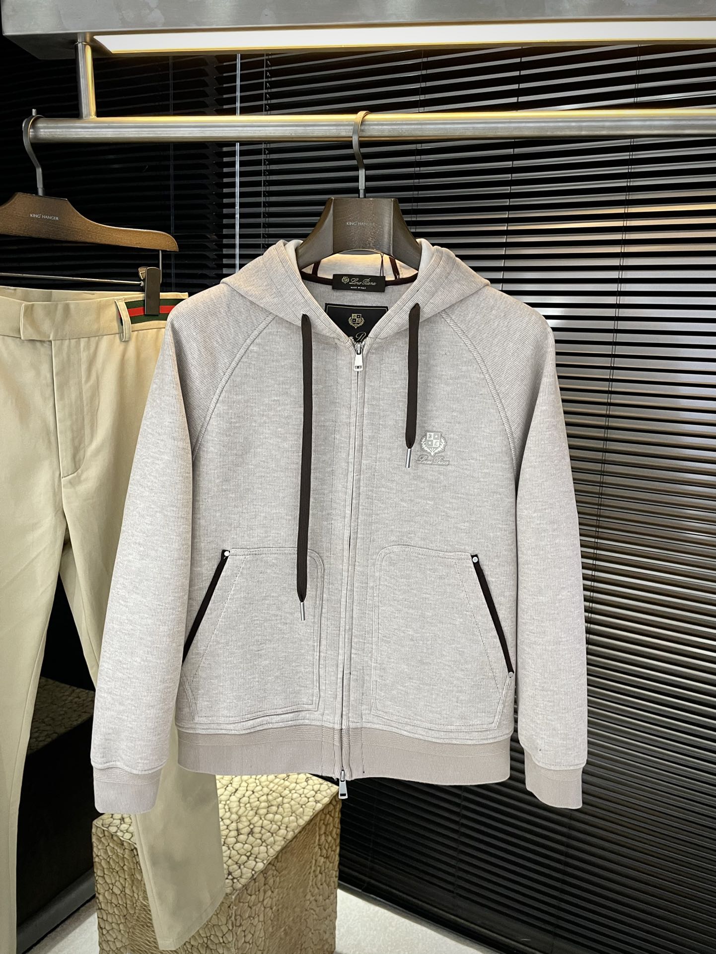 NO:613290,P LP (nuoyoupanya) is highly recommended!  2025 autumn and winter new products are on sale simultaneously on the official website. Simple and elegant jacket. Imported original high-quality wool viscose fabric. The sag and luster are definitely uplifting. The placket design is more youthful and energetic. The turning lines are neat and smooth. All hardware accessories are supplied by customers and have top accessories with logos. At first glance, they are high-end fabrics. These fabrics are all custom-woven and are good products from regular manufacturers. There is nothing picky about them. This kind of jacket is for regular wear and is very practical. Size  48-56,,loro piana,jackets & coats,jackets & coats,alexander wang19860909P LP（诺悠翩雅）重磅推荐！2025秋冬新品 官网同步发售 简约大方夹克 进口原版高品质羊毛粘纤面料,垂度和光泽绝对是提气,门襟设计 更显青春活力,车工走线整齐平整,所有五金附料都是客供带logo顶级配件 一看就是高档的面料 这种面料都是定织的 正规大厂途径出来的好货,无任何有挑剔的地方 这样的一件外套属于常备常穿的,实用性很强.尺码 48-56,,loro piana,jackets & coats,jackets & coats,alexander wang,Men's clothing