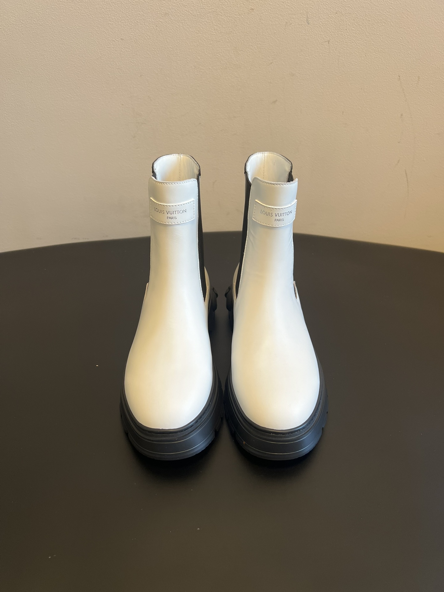 NO:616445,Top-quality Louis Vuitto's latest leather Chelsea boots lace-up Martin boots include two styles: Chelsea boots and lace-up Martin boots, both with thick-soled designs. They have the simplicity and neatness of Chelsea boots and the cool and casual feel of Martin boots. The shoe body incorporates the brand's classic elements and is highly recognizable. It is made of high-quality leather material, which is soft to the touch and has good stiffness. The boot shaft fits the shape of the leg and is not easily deformed. The thick sole is made of wear-resistant rubber material, taking into account the heightening effect and walking stability. The thick sole design enhances height while cushioning the foot. The elastic sides of the Chelsea boots are easy to put on and take off. The lace-up style can be adjusted to fit different foot types, suitable for daily commuting or leisure occasions. Small fetal cow upper, cow lining, outsole, IP foam sole, increased size by 5cm :35-40 yards (customized sizes 40 are non-returnable) Elasticity 420, straps 430, boots, louis vuitton, boots19860909顶级品质 Louis Vuitto*新款皮革切尔西靴系带马丁靴短靴 包含切尔西靴和系带马丁靴两种款式,都搭配厚底设计,既有切尔西靴的简约利落,也有马丁靴的酷感休闲,鞋身融入品牌经典元素,辨识度高. 采用优质皮革材质,触感柔软且挺括度好,靴筒贴合腿型不易变形,厚底部分用耐磨橡胶材质,兼顾增高效果与行走稳定性.厚底设计提升身高同时缓冲脚感,切尔西靴的弹性侧边方便穿脱,系带款可调节松紧适配不同脚型,日常通勤或休闲场合都适配. 鞋面小胎牛 内里牛裡 大底IP发泡底 增高5cm size :35-40码（40码定制不退换） 松紧420 绑带430,靴子,louis vuitton,boots,Women's Shoes