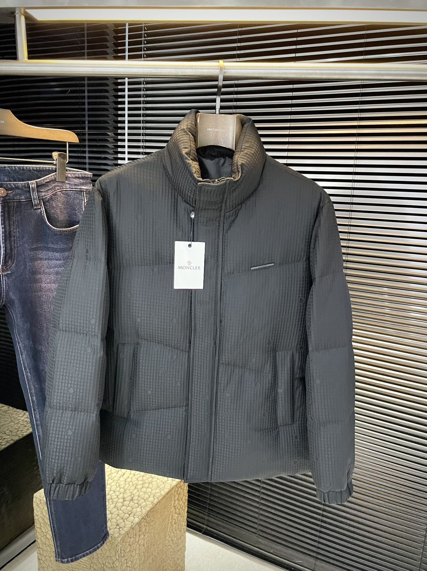 NO:613243,P Monch (Mengjia) 2025 foreign trade export orders!  The latest down jacket is extremely cold-proof, simple and comfortable commuter down, customized with the highest quality 85 duck down-filled polyester fiber fabric, with excellent fluffiness, full filling, light and non-pressing, fashionable and simple, very suitable for sweaters and sweaters, original fabric, warm and stylish purchase level - recommended to keep for yourself!  Size 48-56,,hoodie,sweatshirts,jackets & coats,sweaters,down jacket,alexander wang19860909P  Monch（蒙家）2025外贸出口订单！最新羽绒外套 极度防寒 简洁舒适的通勤羽绒,定制最高等85鸭绒填冲聚脂纤维面料、蓬松度极好,填充物饱满,轻便不压身,时尚简约,内搭卫衣、毛衣都非常合适,原版面料,保暖有型代购级别-推荐自留款！尺码 48-56,,hoodie,sweatshirts,jackets & coats,sweaters,down jacket,alexander wang,Men's clothing