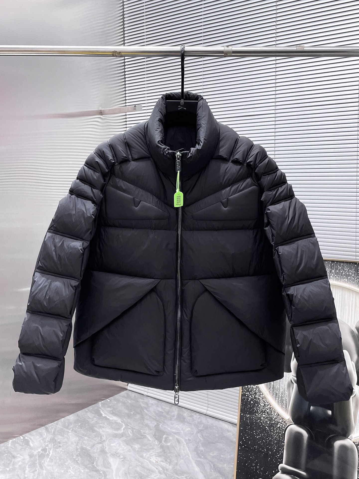 P620  芬迪  fendi  2025秋冬新款立领羽绒服外套，爆款来袭，高版本。内充90绒，蓬松又保暖，品相超级好。进口防风防雨面料，软糯亲肤，抗皱不沾灰，立挺有型，时尚绝绝子；奢华有型，辨识度极高；一眼就能看到的好品质。男女同款。适合凹各种造型，内搭随意，时尚感爆棚。码数48-56