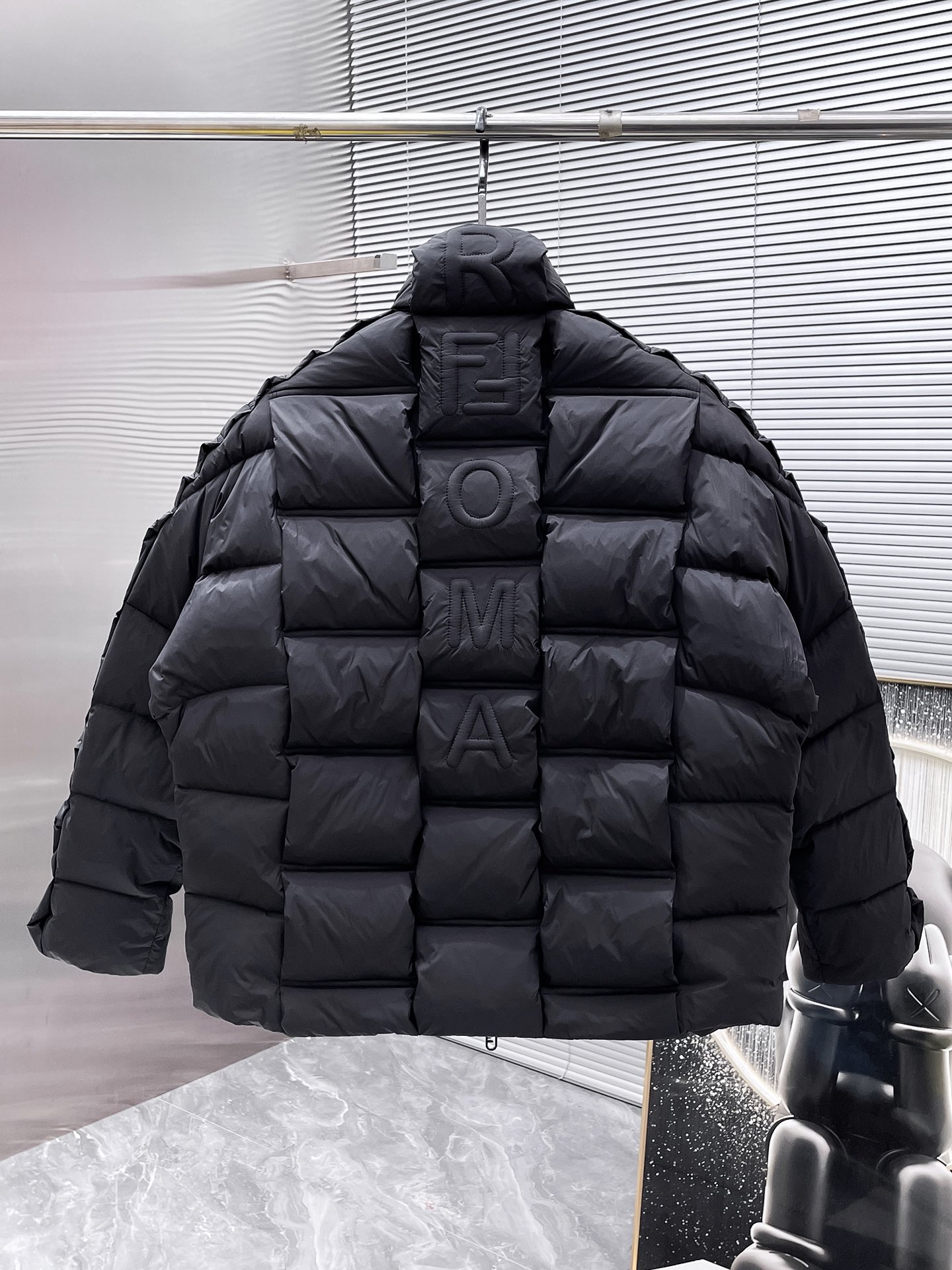 P620  芬迪  fendi  2025秋冬新款立领羽绒服外套，爆款来袭，高版本。内充90绒，蓬松又保暖，品相超级好。进口防风防雨面料，软糯亲肤，抗皱不沾灰，立挺有型，时尚绝绝子；奢华有型，辨识度极高；一眼就能看到的好品质。男女同款。适合凹各种造型，内搭随意，时尚感爆棚。码数48-56