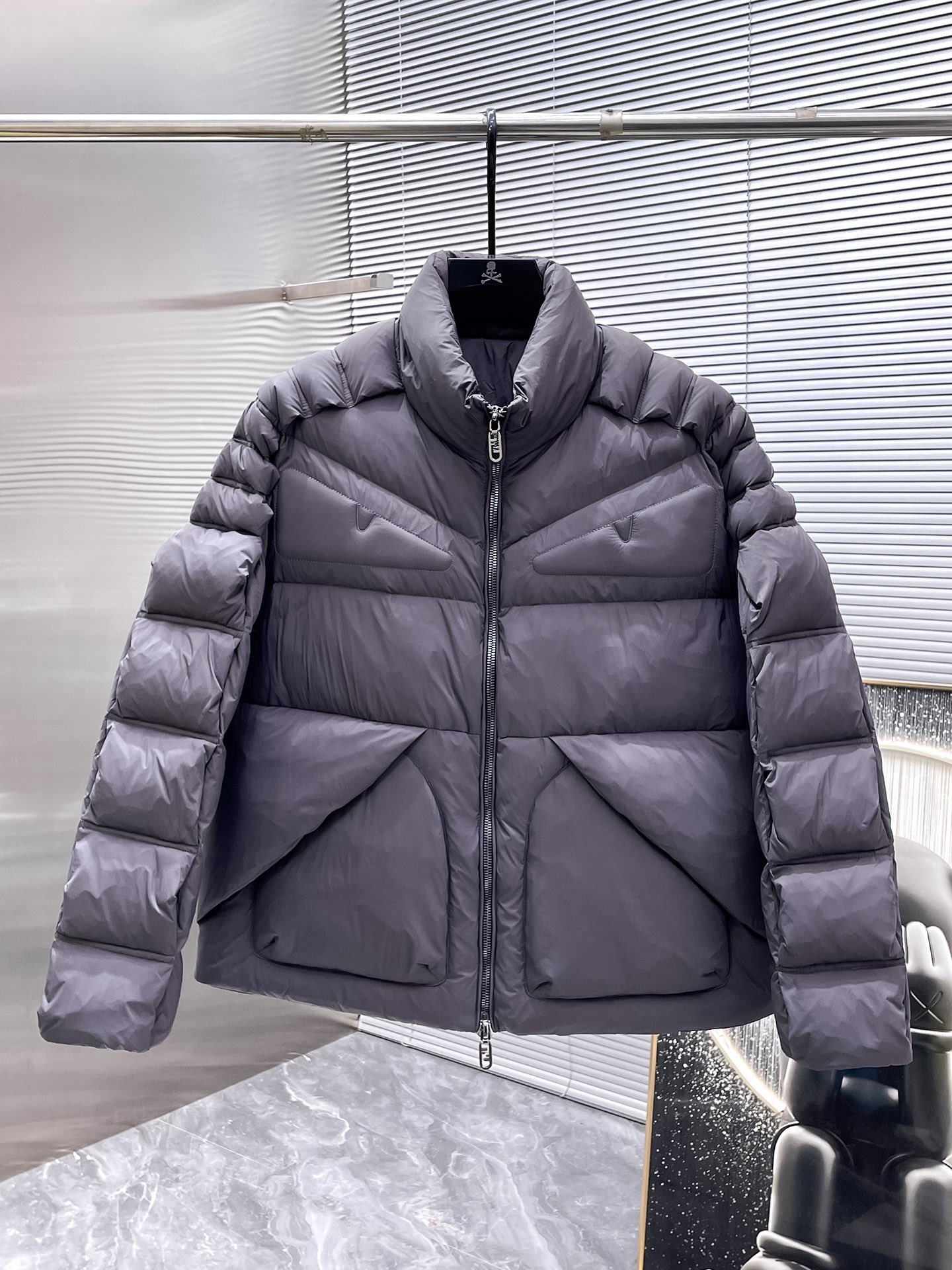 P620  芬迪  fendi  2025秋冬新款立领羽绒服外套，爆款来袭，高版本。内充90绒，蓬松又保暖，品相超级好。进口防风防雨面料，软糯亲肤，抗皱不沾灰，立挺有型，时尚绝绝子；奢华有型，辨识度极高；一眼就能看到的好品质。男女同款。适合凹各种造型，内搭随意，时尚感爆棚。码数48-56