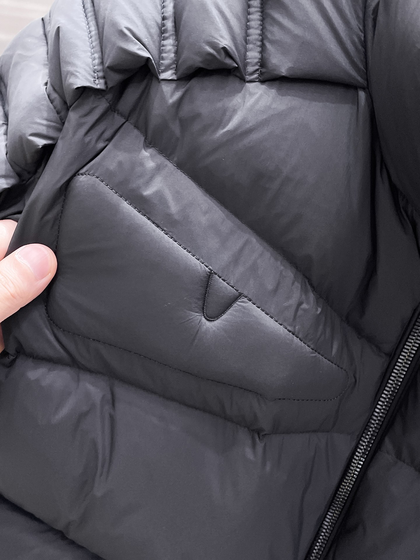 P620  芬迪  fendi  2025秋冬新款立领羽绒服外套，爆款来袭，高版本。内充90绒，蓬松又保暖，品相超级好。进口防风防雨面料，软糯亲肤，抗皱不沾灰，立挺有型，时尚绝绝子；奢华有型，辨识度极高；一眼就能看到的好品质。男女同款。适合凹各种造型，内搭随意，时尚感爆棚。码数48-56