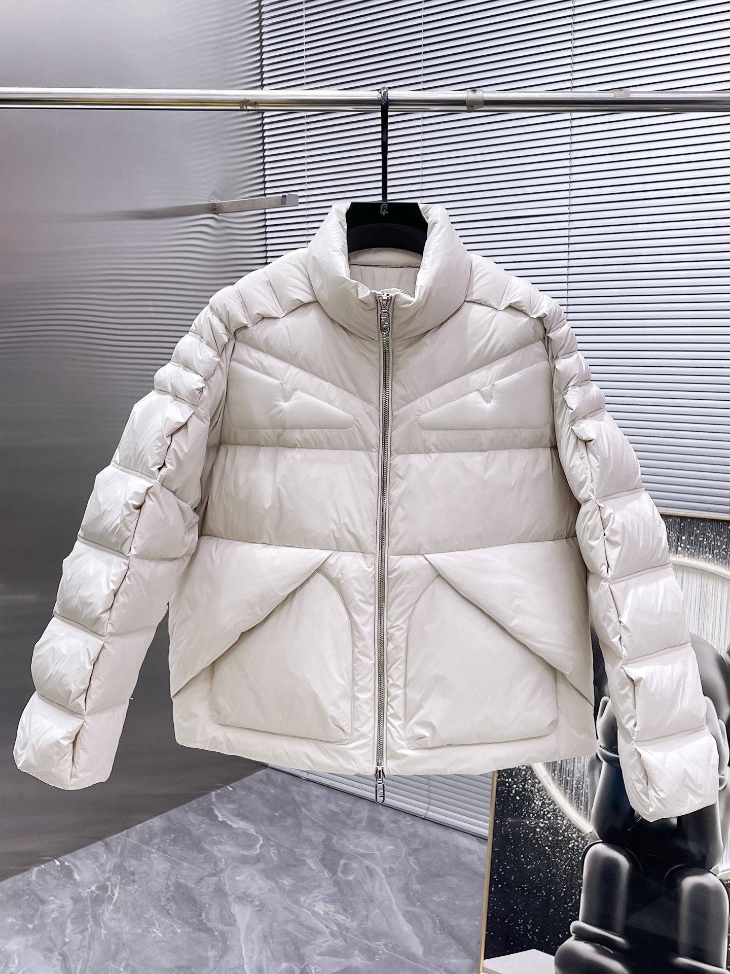 P620  芬迪  fendi  2025秋冬新款立领羽绒服外套，爆款来袭，高版本。内充90绒，蓬松又保暖，品相超级好。进口防风防雨面料，软糯亲肤，抗皱不沾灰，立挺有型，时尚绝绝子；奢华有型，辨识度极高；一眼就能看到的好品质。男女同款。适合凹各种造型，内搭随意，时尚感爆棚。码数48-56