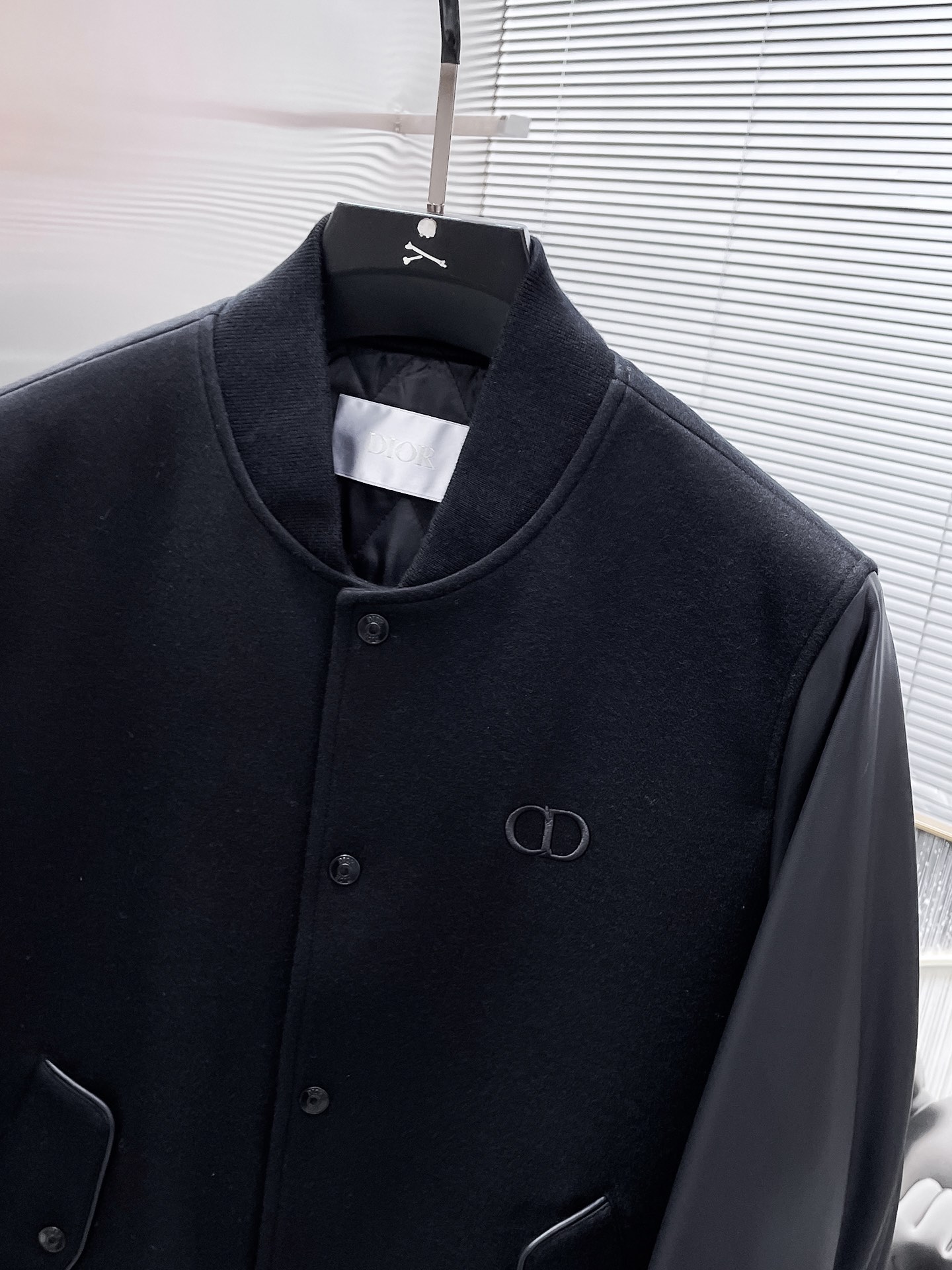 P395  迪奥  Dior  2025新款 棒球领 真皮拼接 夹克 外套，高端版本！专柜定制面料 透气舒适度高，细节无可挑剔，品牌元素设计理念，体现高品质。手感细腻柔软！呈现休闲裁剪，上身版型超赞！🐯码数：48-56