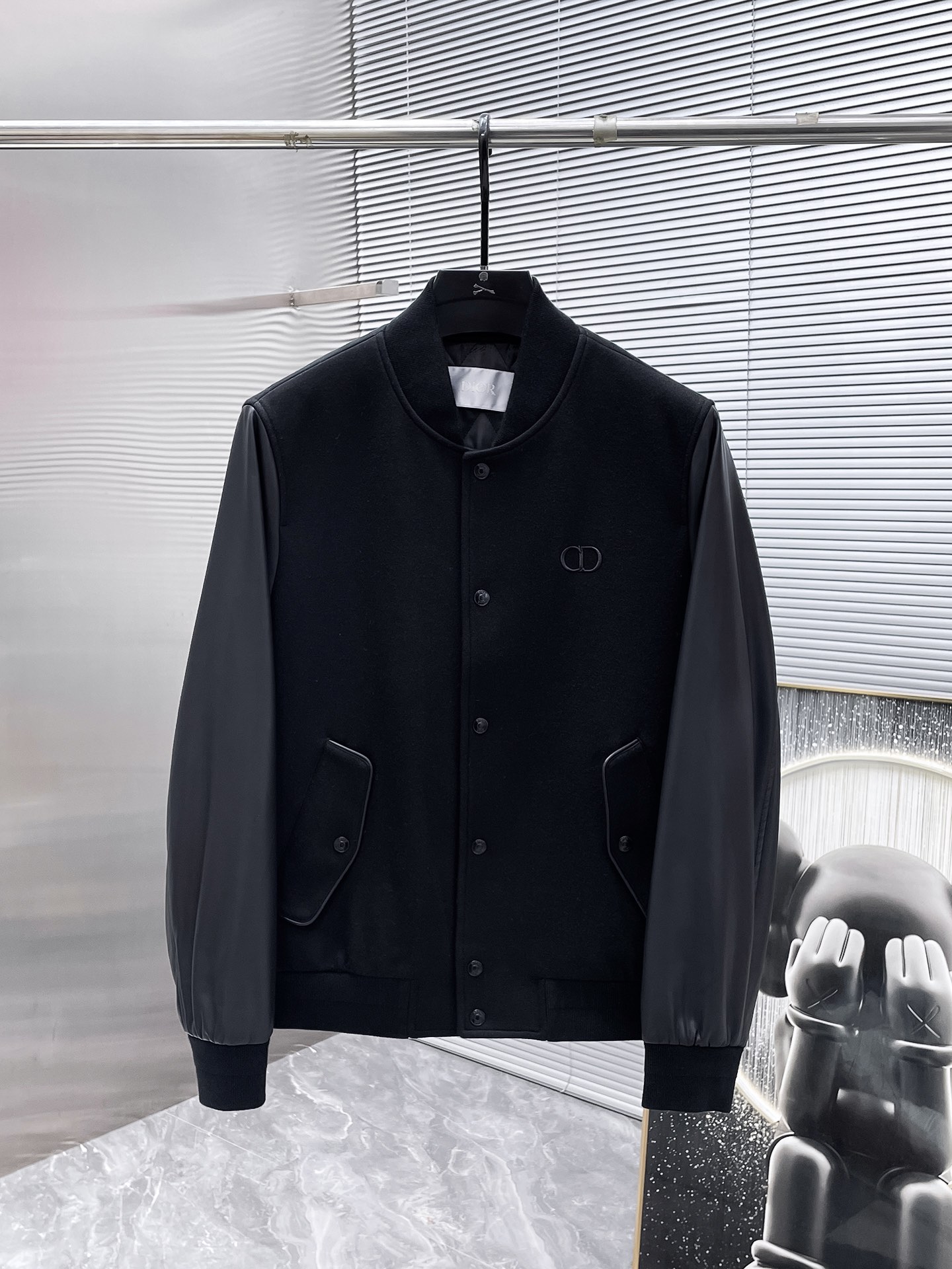 P395  迪奥  Dior  2025新款 棒球领 真皮拼接 夹克 外套，高端版本！专柜定制面料 透气舒适度高，细节无可挑剔，品牌元素设计理念，体现高品质。手感细腻柔软！呈现休闲裁剪，上身版型超赞！🐯码数：48-56