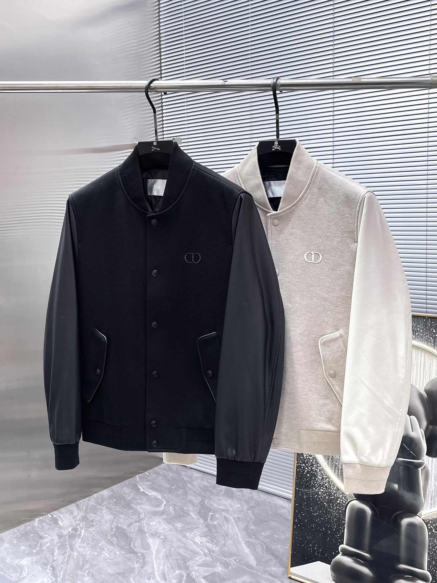 P395  迪奥  Dior  2025新款 棒球领 真皮拼接 夹克 外套，高端版本！专柜定制面料 透气舒适度高，细节无可挑剔，品牌元素设计理念，体现高品质。手感细腻柔软！呈现休闲裁剪，上身版型超赞！🐯码数：48-56