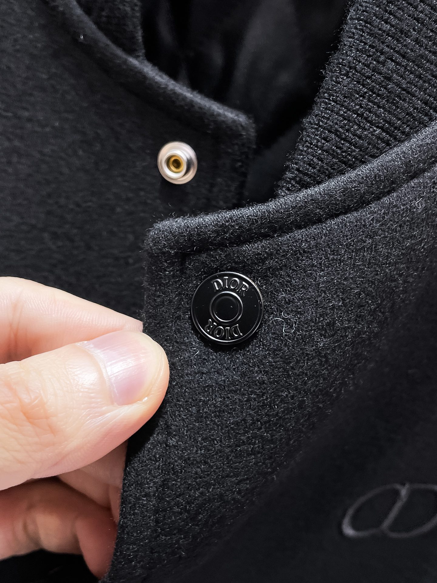 P395  迪奥  Dior  2025新款 棒球领 真皮拼接 夹克 外套，高端版本！专柜定制面料 透气舒适度高，细节无可挑剔，品牌元素设计理念，体现高品质。手感细腻柔软！呈现休闲裁剪，上身版型超赞！🐯码数：48-56