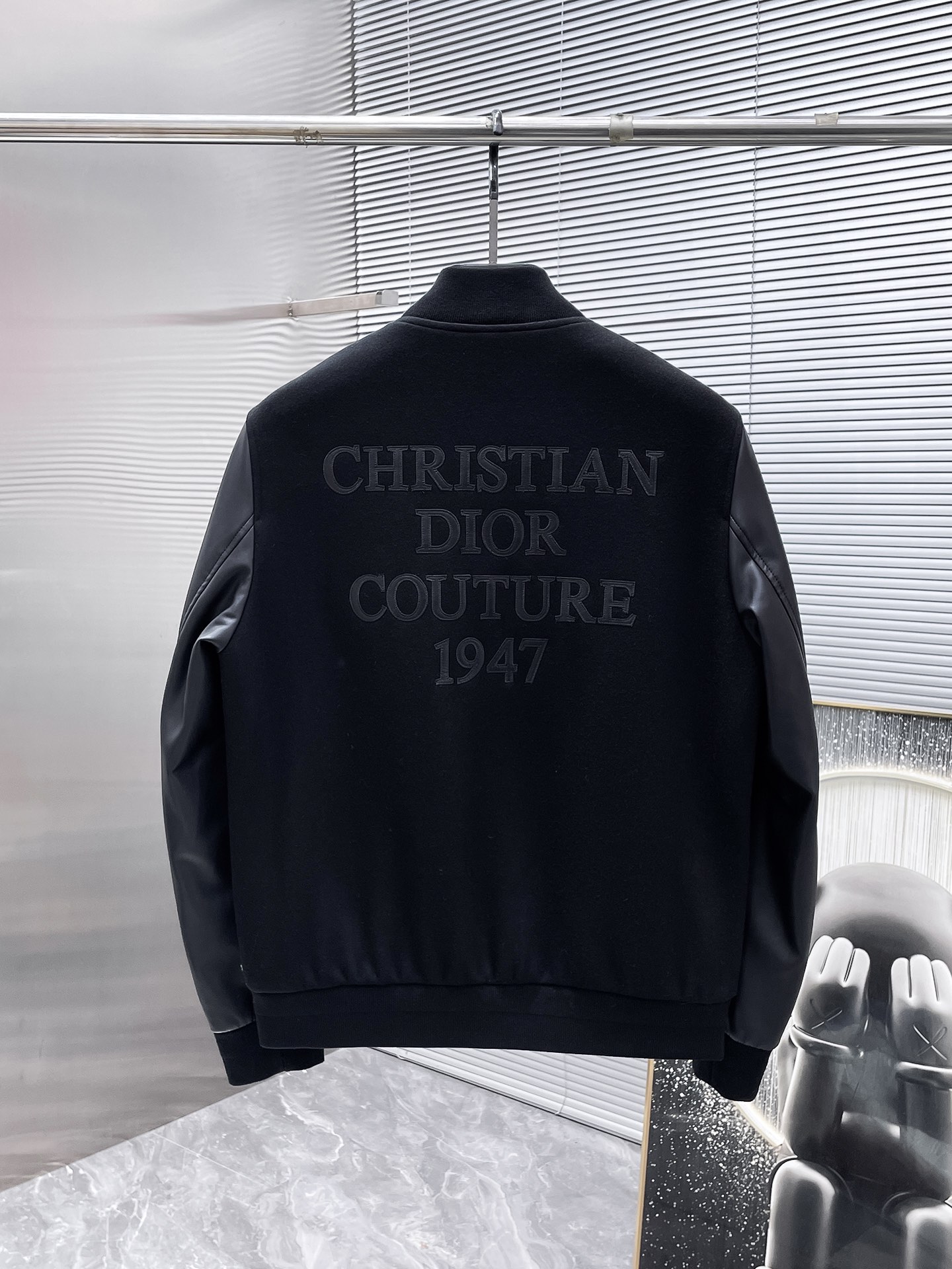 P395  迪奥  Dior  2025新款 棒球领 真皮拼接 夹克 外套，高端版本！专柜定制面料 透气舒适度高，细节无可挑剔，品牌元素设计理念，体现高品质。手感细腻柔软！呈现休闲裁剪，上身版型超赞！🐯码数：48-56