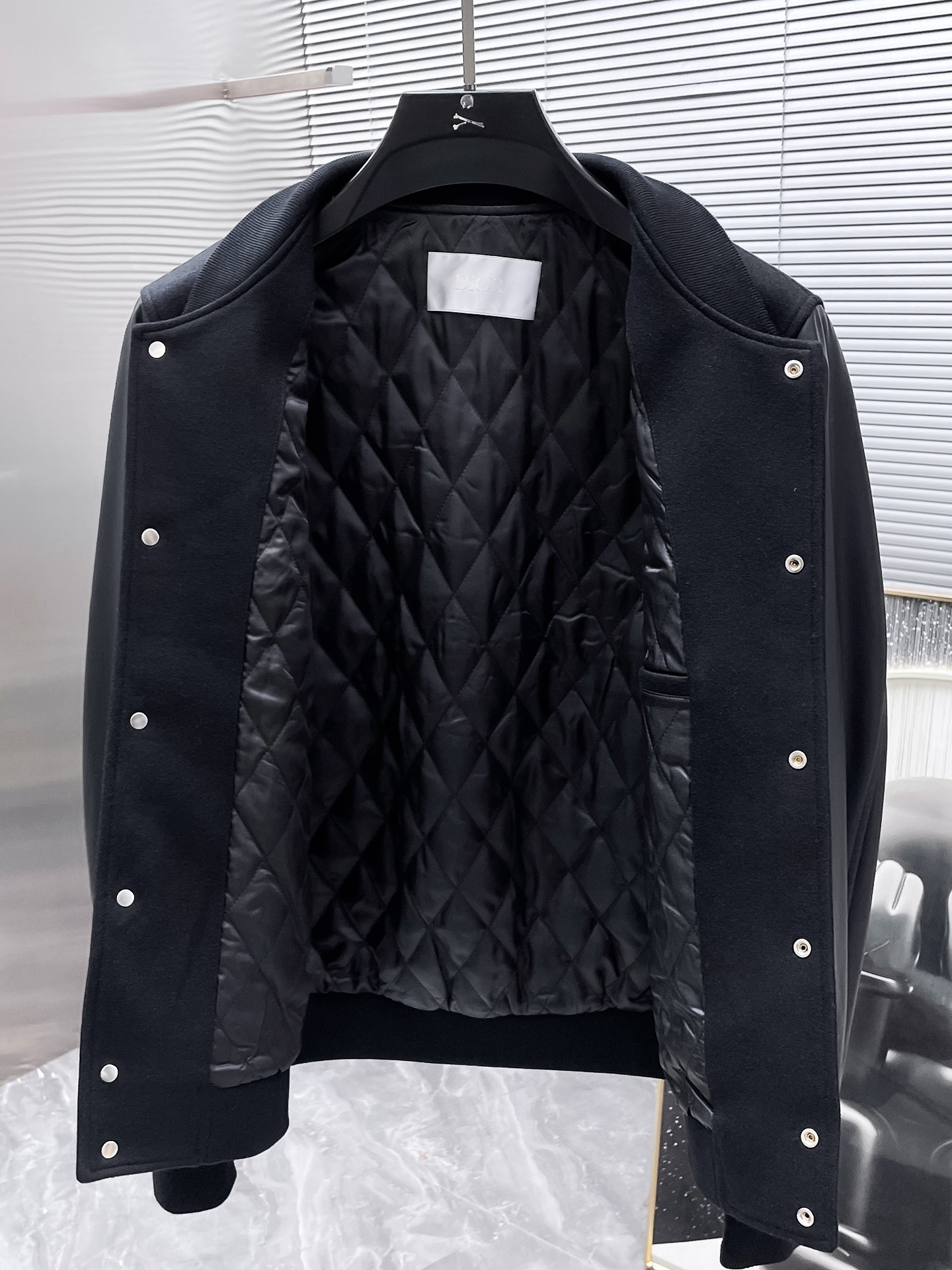 P395  迪奥  Dior  2025新款 棒球领 真皮拼接 夹克 外套，高端版本！专柜定制面料 透气舒适度高，细节无可挑剔，品牌元素设计理念，体现高品质。手感细腻柔软！呈现休闲裁剪，上身版型超赞！🐯码数：48-56